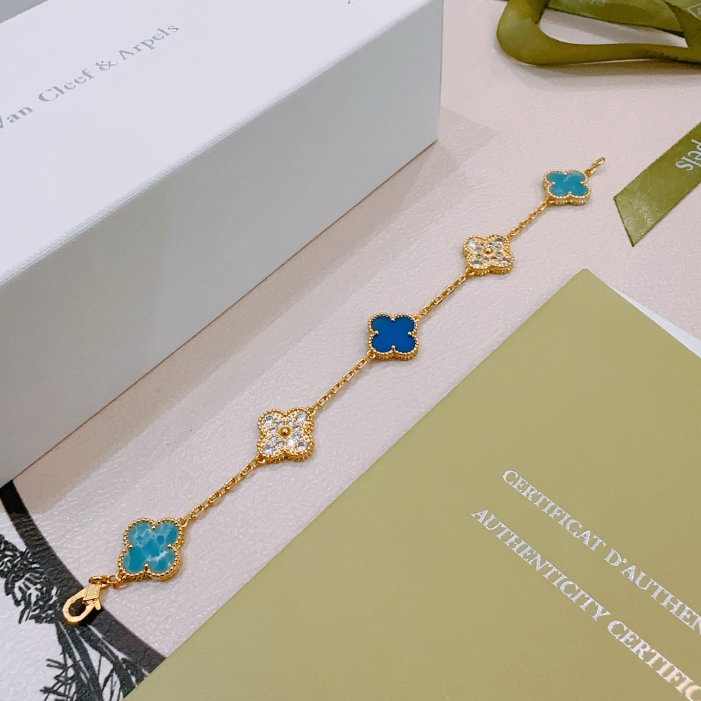 Bracciale Van Cleef Arpels Alhambra Oro giallo con blu turchese, blu reale e motivi quadrifoglio chiari con accenti di diamanti 17 cm
