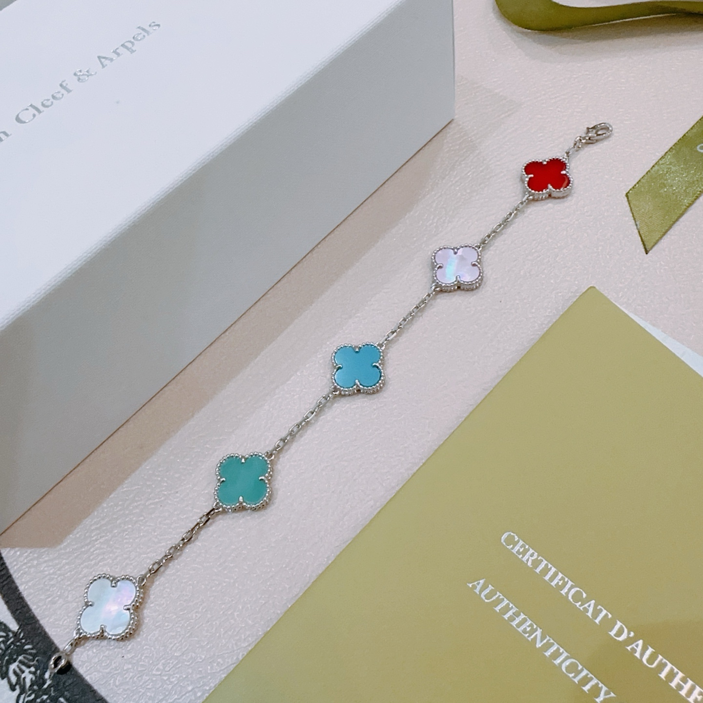 Bracciale Van Cleef Arpels Alhambra Metallo color argento con motivi quadrifoglio rosso viola chiaro turchese blu verde acqua e madreperla bianca 17 cm