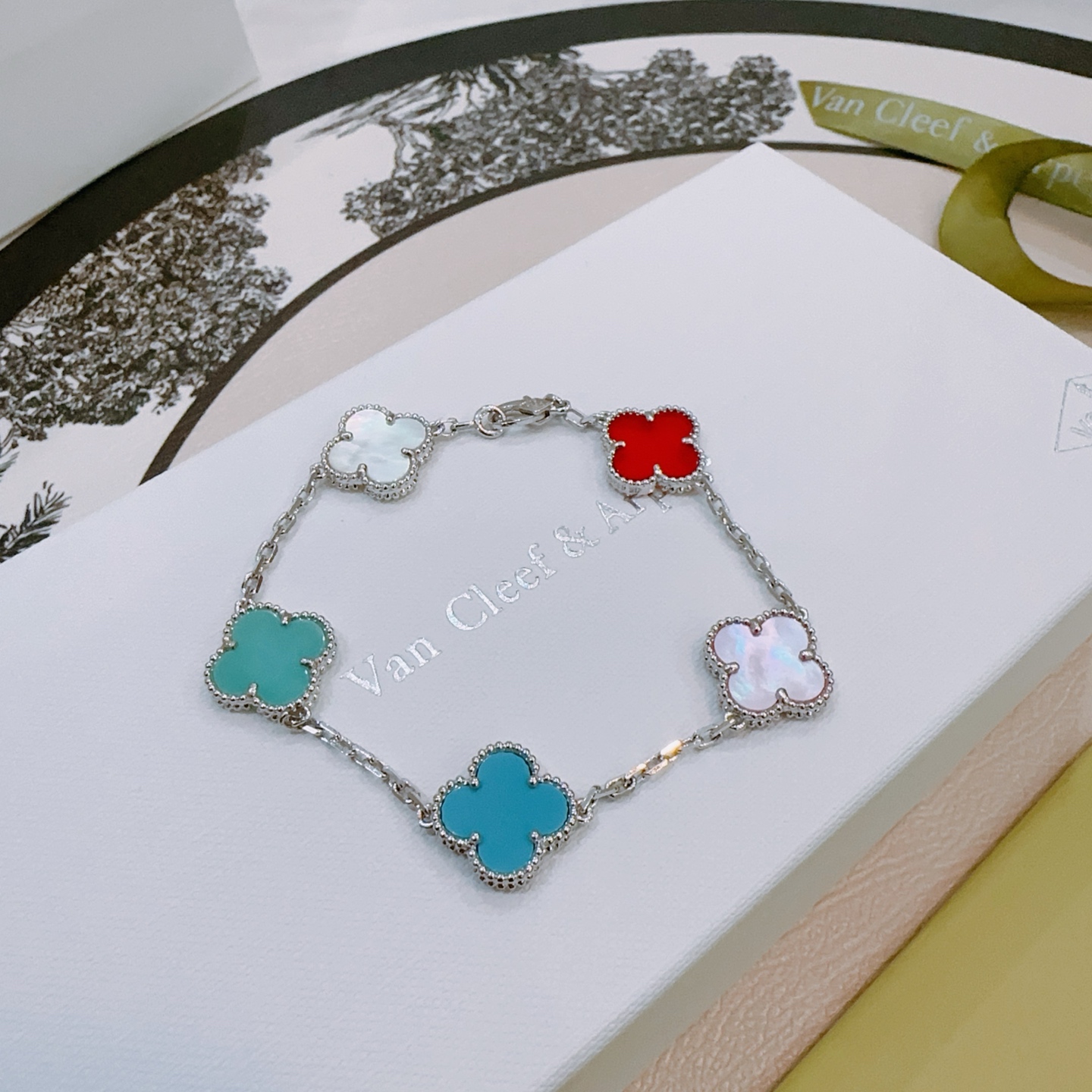 Bracciale Van Cleef Arpels Alhambra Metallo color argento con motivi quadrifoglio rosso viola chiaro turchese blu verde acqua e madreperla bianca 17 cm