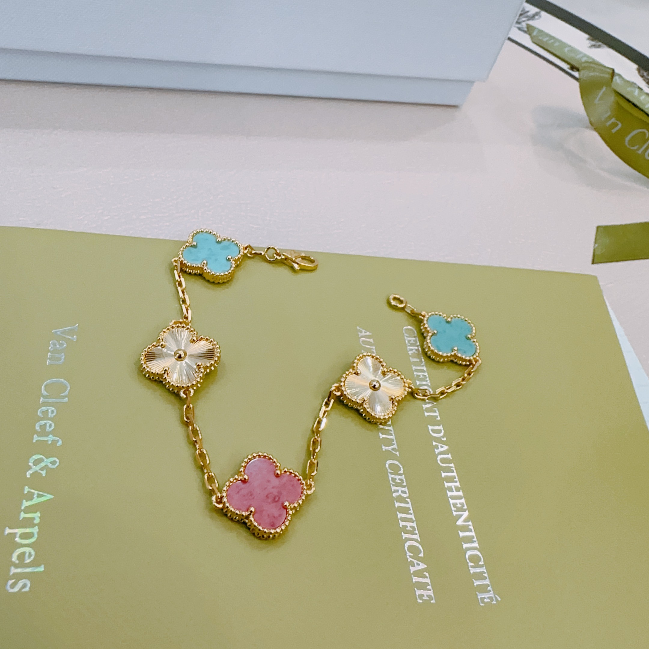 Bracciale Van Cleef Arpels Alhambra Metallo in oro giallo con motivi di trifoglio rosa rodonite blu turchese e guilloché dorato 18 cm