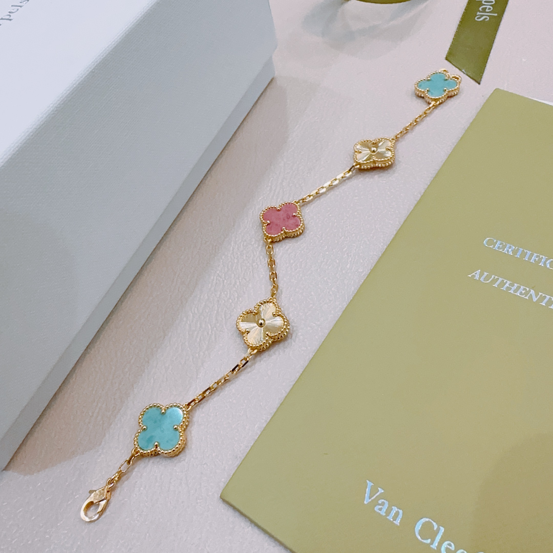 Bracciale Van Cleef Arpels Alhambra Metallo in oro giallo con motivi di trifoglio rosa rodonite blu turchese e guilloché dorato 18 cm