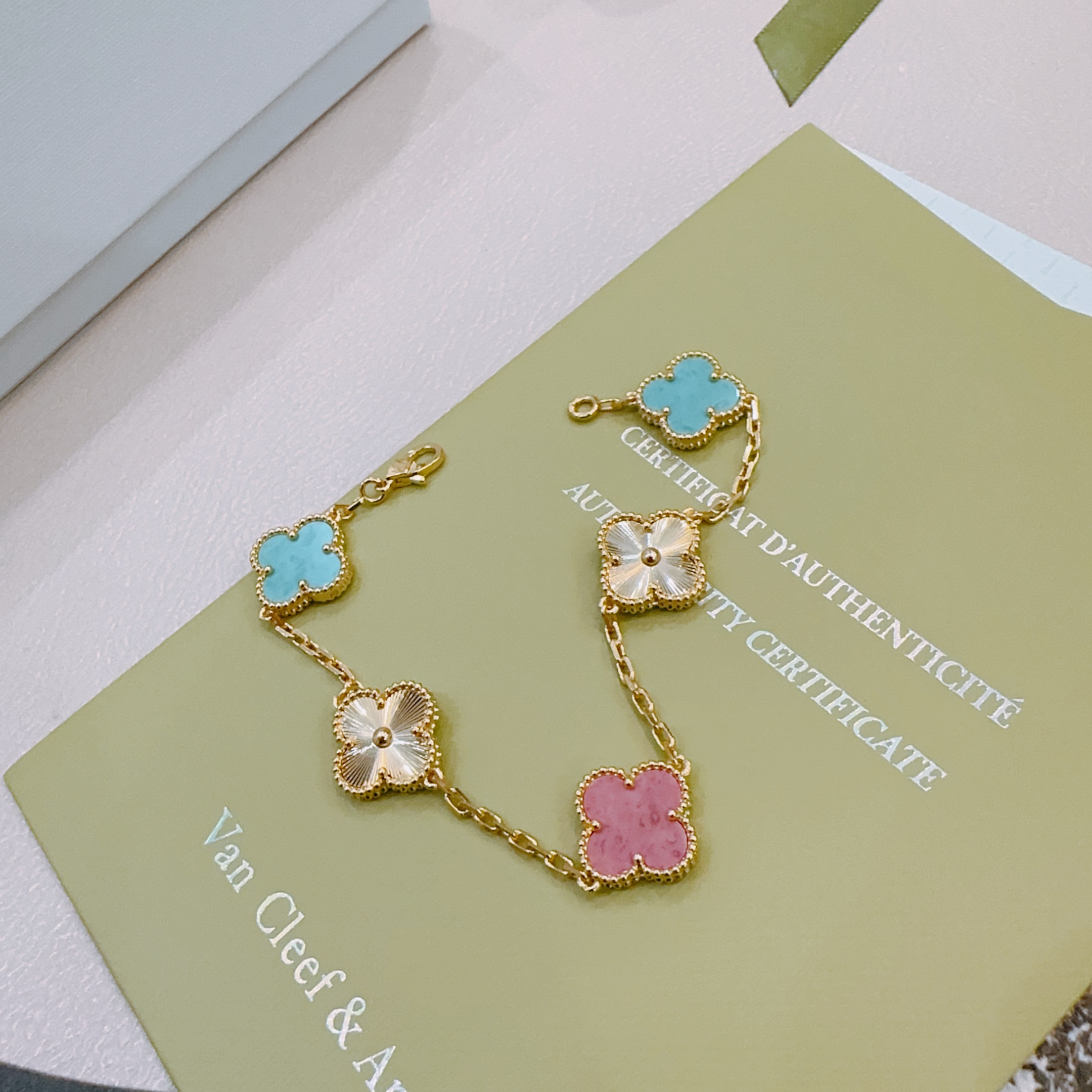 Bracciale Van Cleef Arpels Alhambra Metallo in oro giallo con motivi di trifoglio rosa rodonite blu turchese e guilloché dorato 18 cm