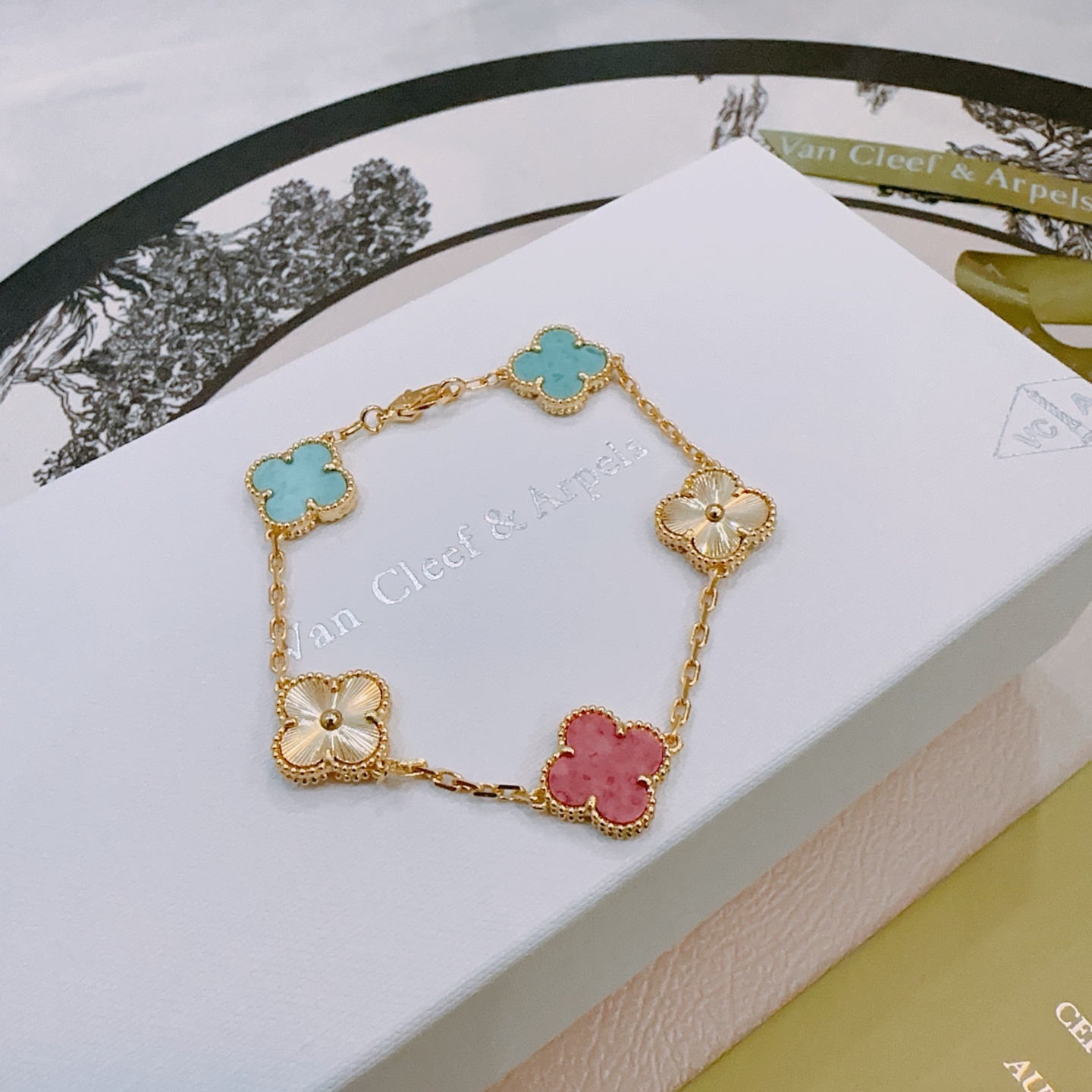 Bracciale Van Cleef Arpels Alhambra Metallo in oro giallo con motivi di trifoglio rosa rodonite blu turchese e guilloché dorato 18 cm