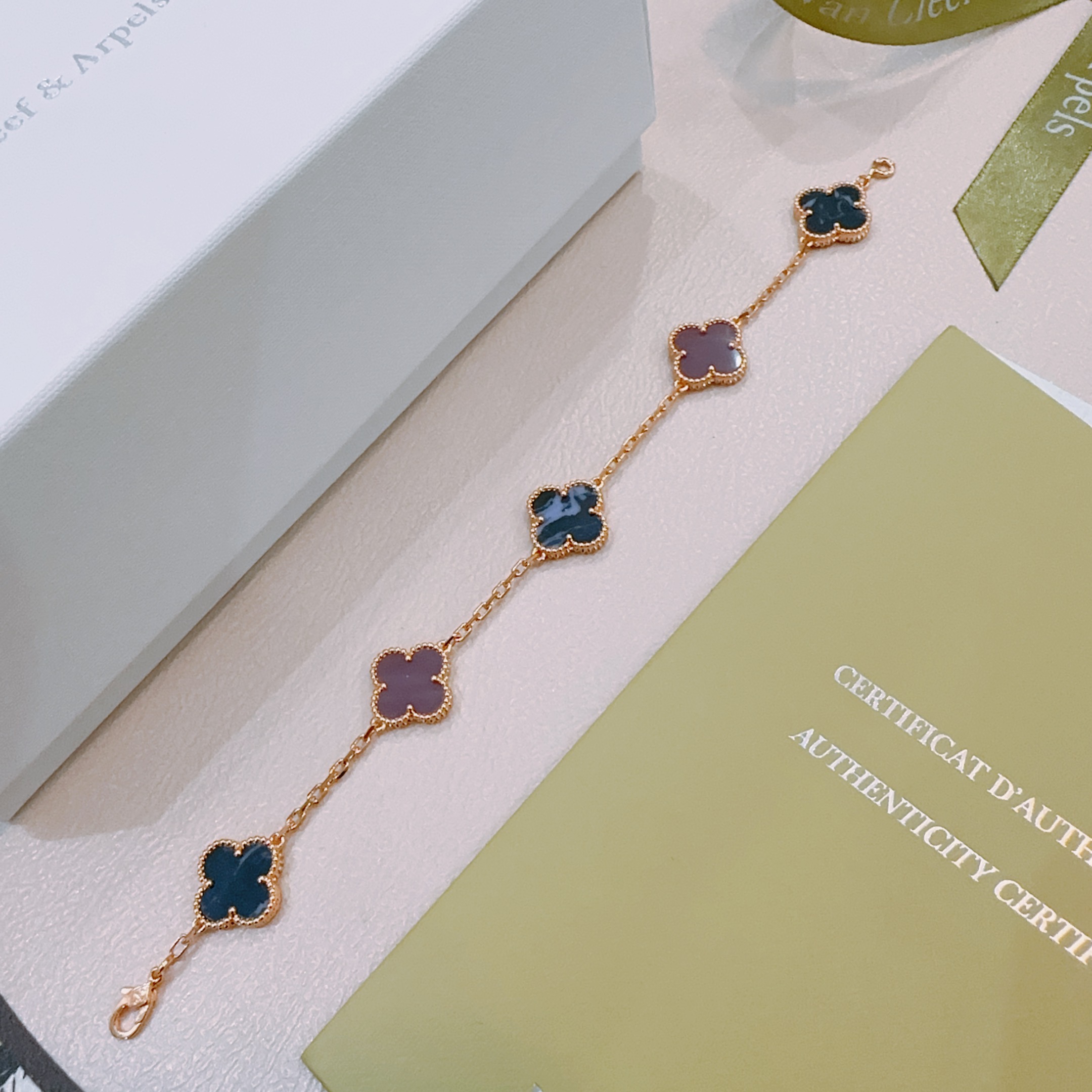 Bracciale Van Cleef Arpels Alhambra Metallo oro rosa con intarsi di trifogli marmorizzati viola e blu scuro 18 cm