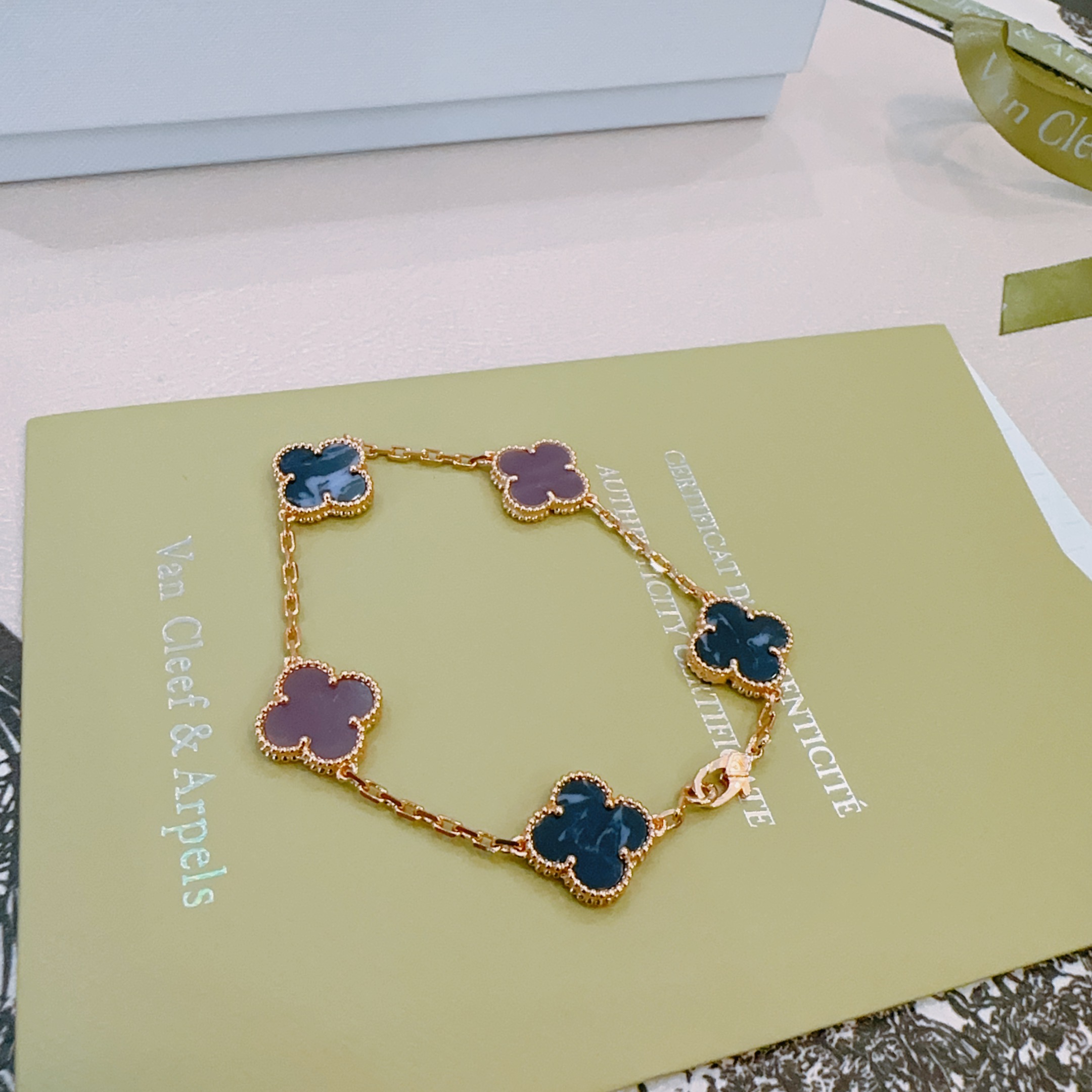 Bracciale Van Cleef Arpels Alhambra Metallo oro rosa con intarsi di trifogli marmorizzati viola e blu scuro 18 cm