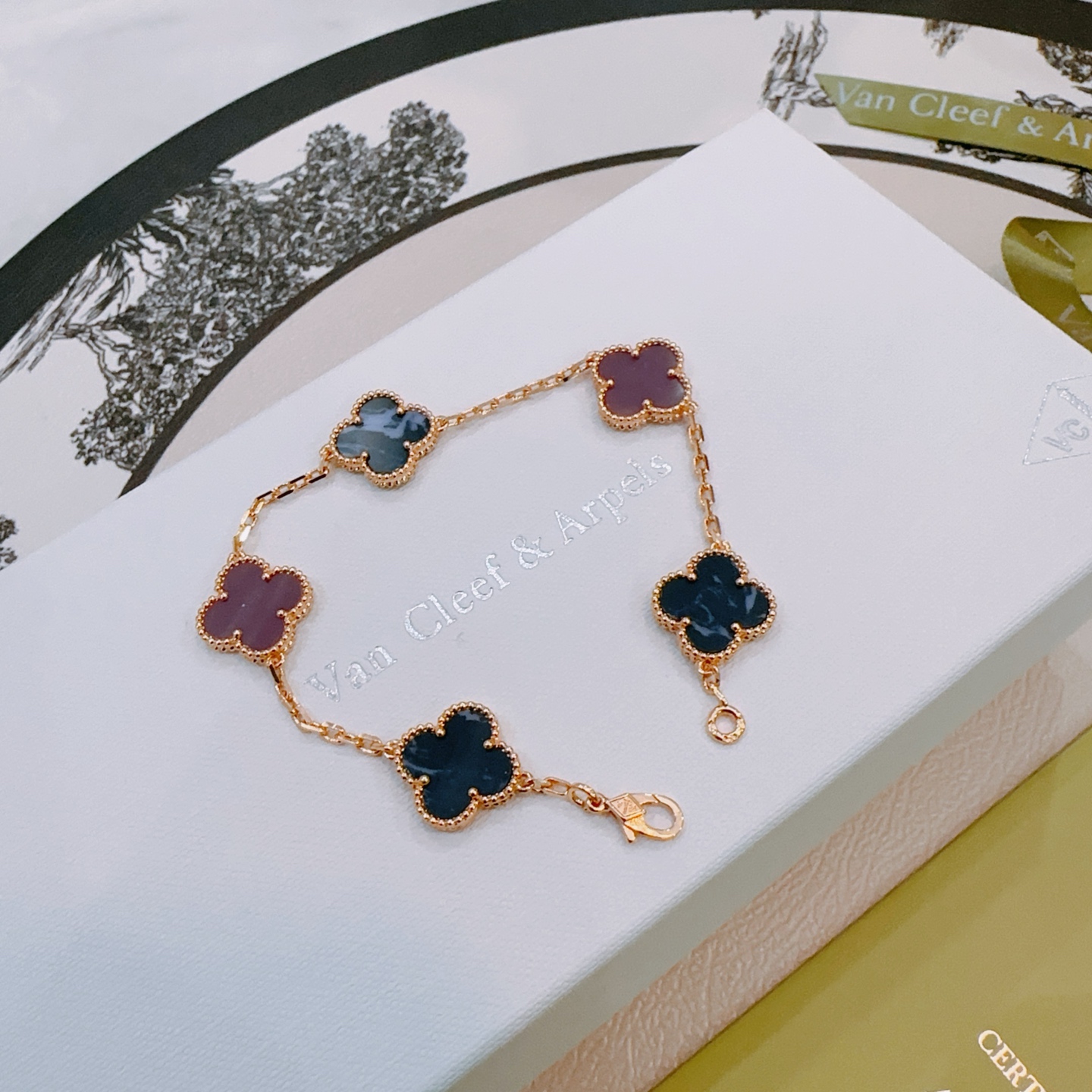 Bracciale Van Cleef Arpels Alhambra Metallo oro rosa con intarsi di trifogli marmorizzati viola e blu scuro 18 cm