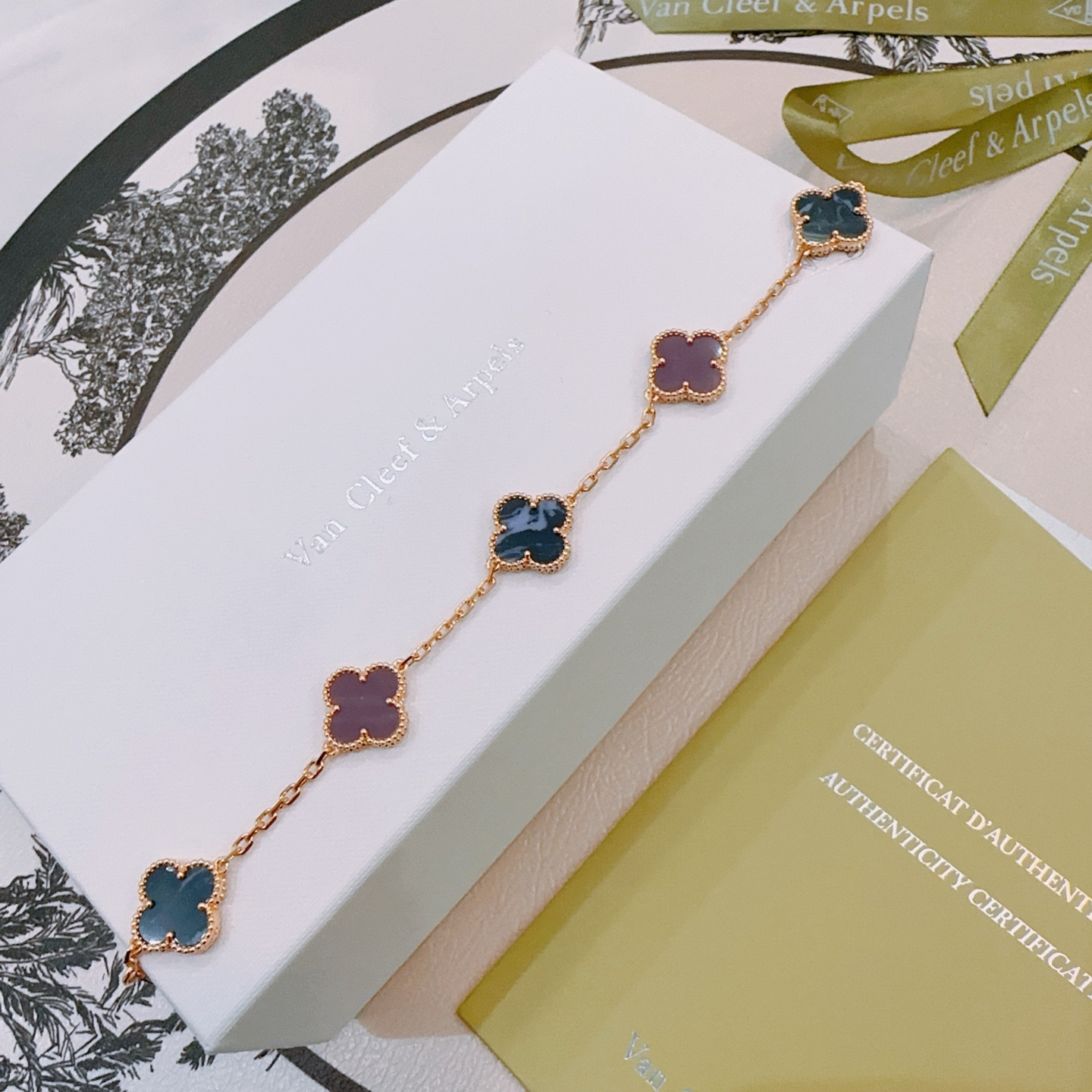 Bracciale Van Cleef Arpels Alhambra Metallo oro rosa con intarsi di trifogli marmorizzati viola e blu scuro 18 cm