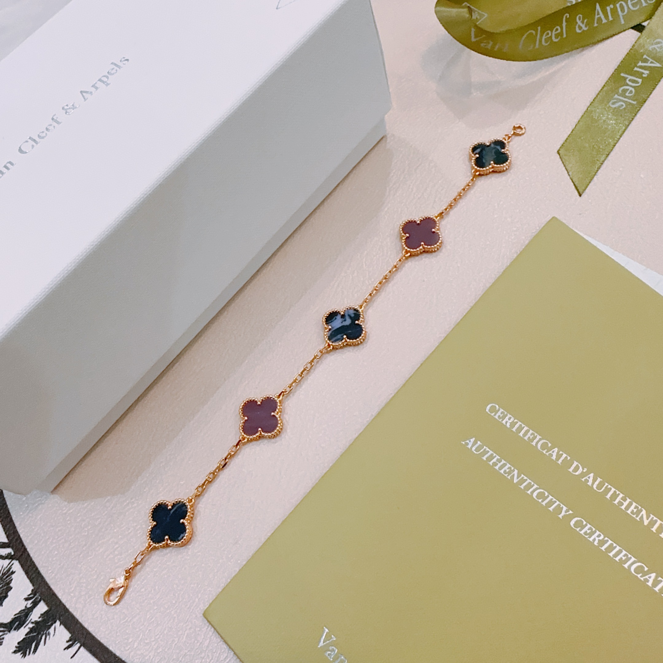 Bracciale Van Cleef Arpels Alhambra Metallo oro rosa con intarsi di trifogli marmorizzati viola e blu scuro 18 cm