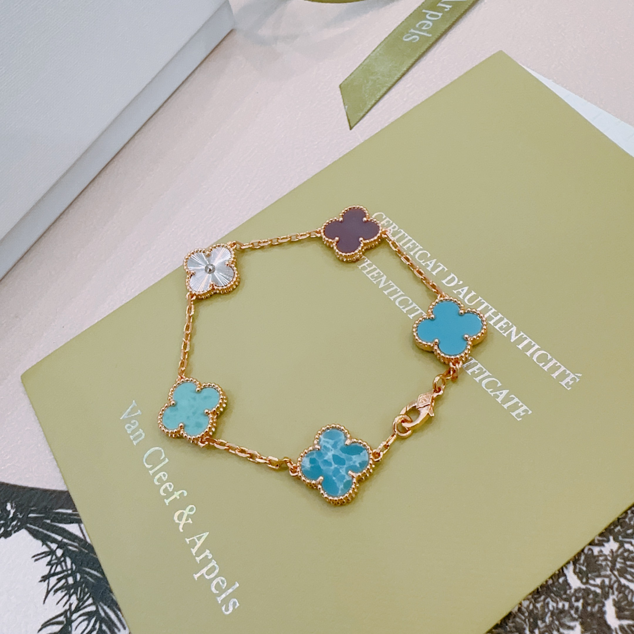 Bracciale Van Cleef Arpels Alhambra Metallo oro rosa con guilloché in argento larimar blu turchese e motivi di trifoglio di calcedonio viola 18 cm