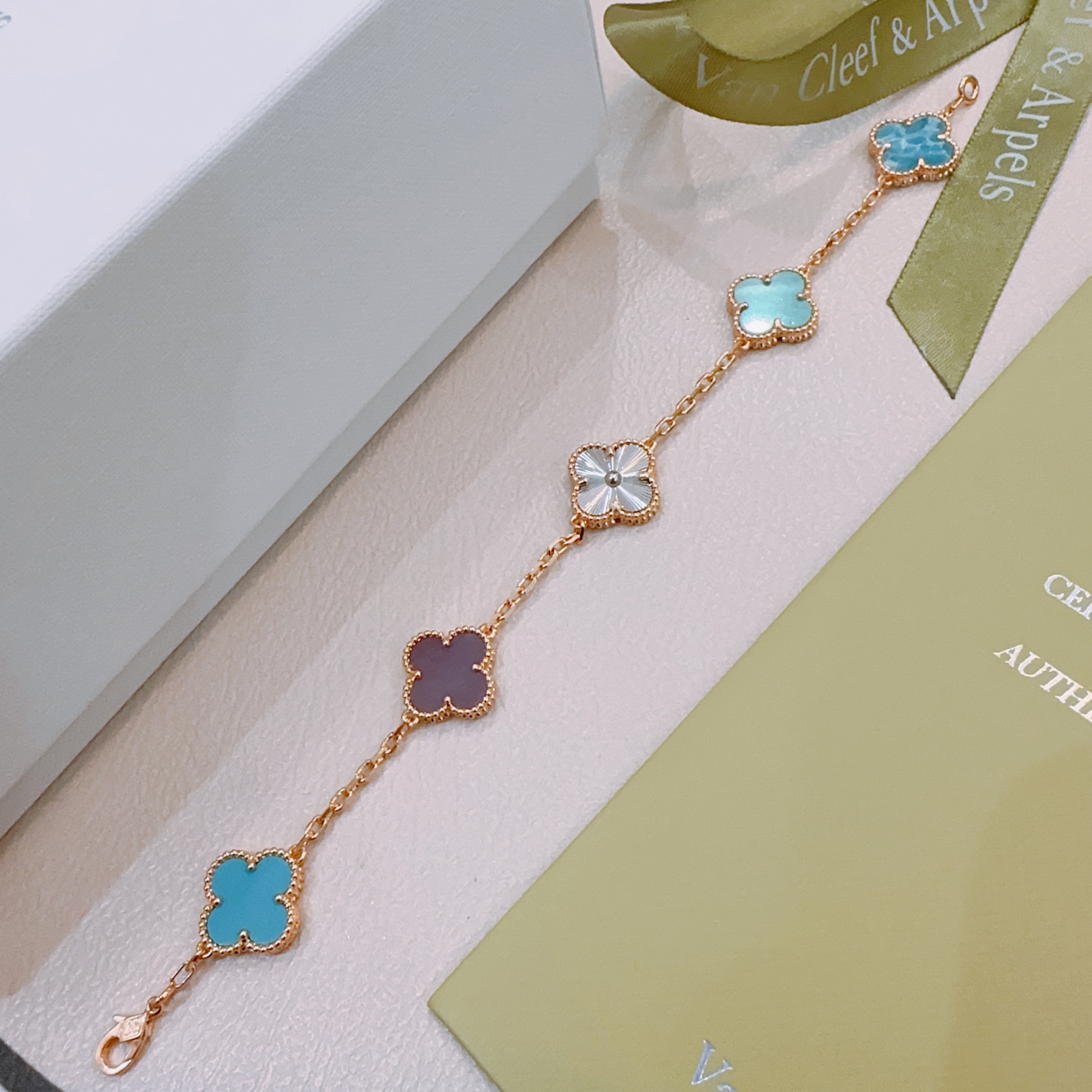 Bracciale Van Cleef Arpels Alhambra Metallo oro rosa con guilloché in argento larimar blu turchese e motivi di trifoglio di calcedonio viola 18 cm