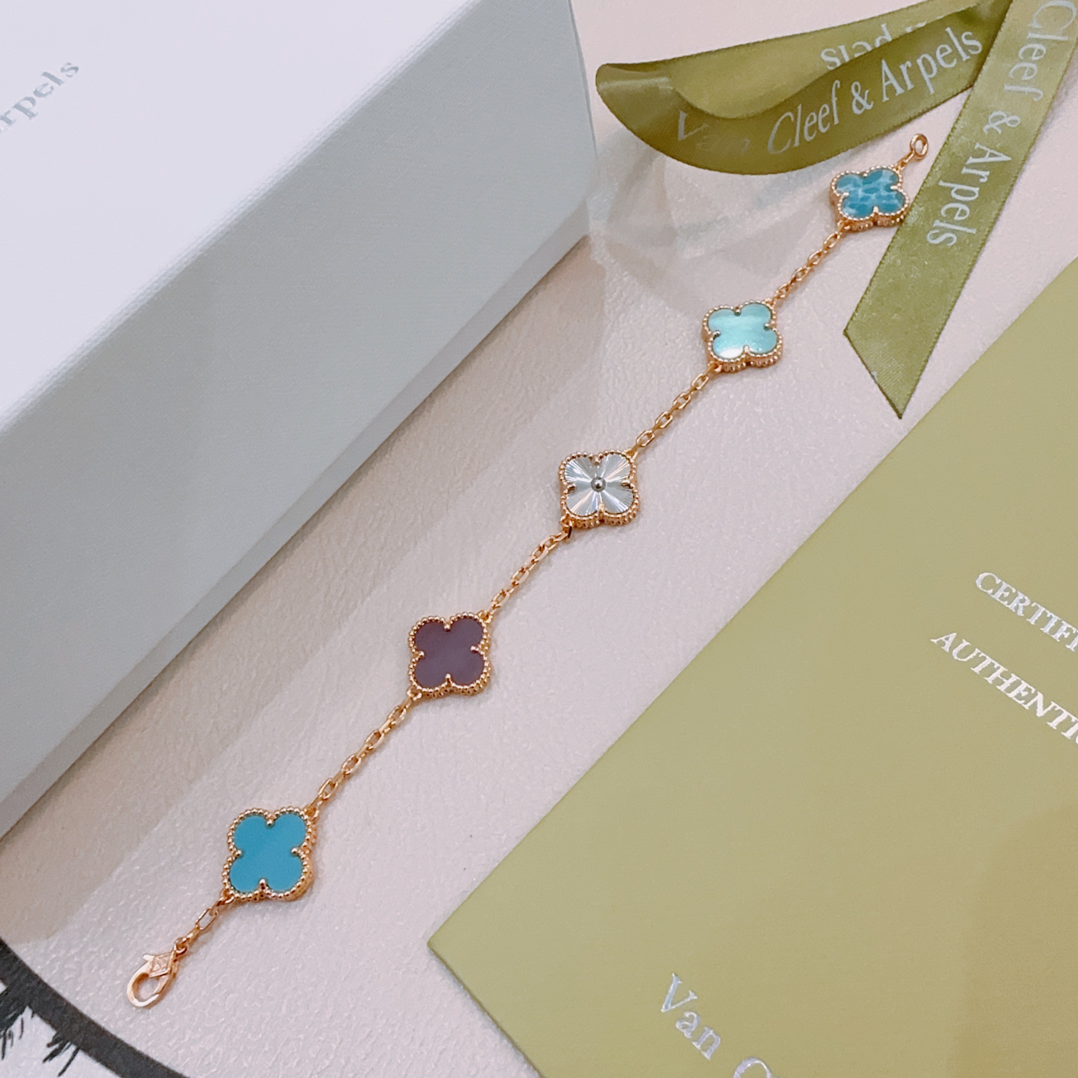 Bracciale Van Cleef Arpels Alhambra Metallo oro rosa con guilloché in argento larimar blu turchese e motivi di trifoglio di calcedonio viola 18 cm