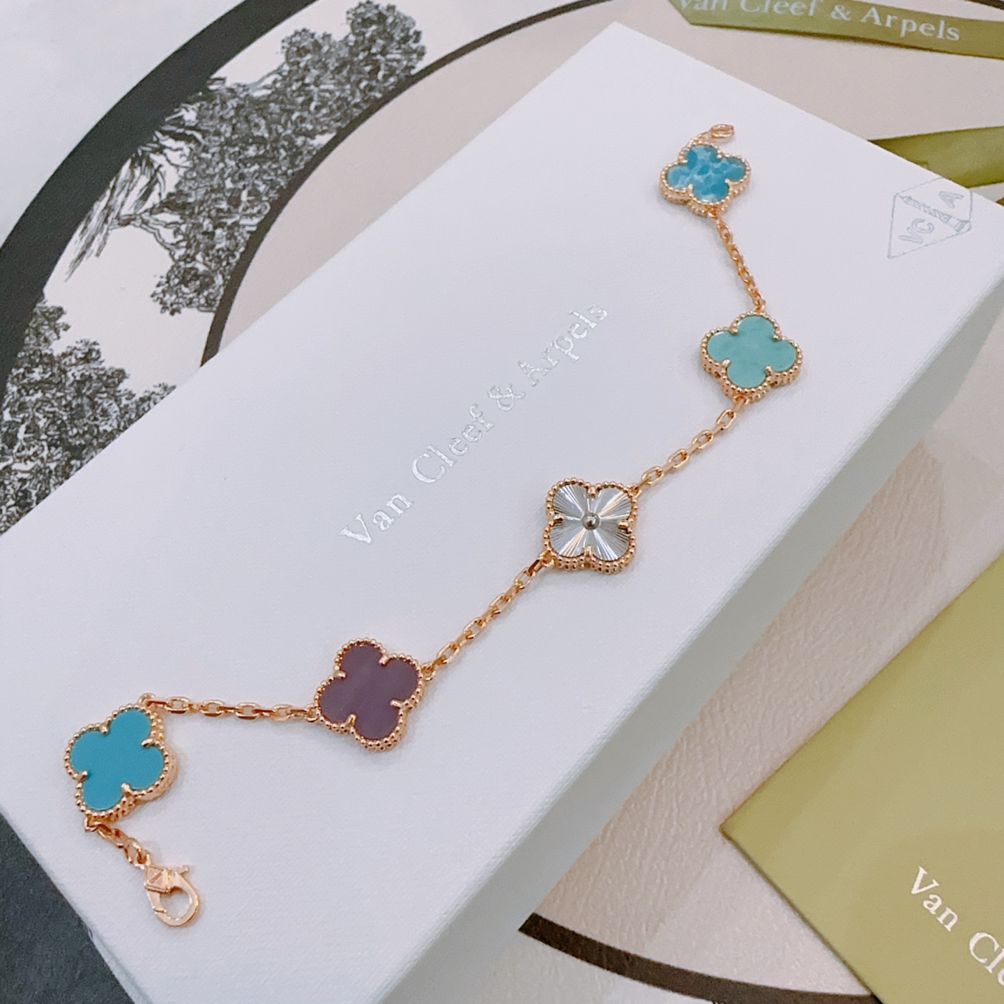 Bracciale Van Cleef Arpels Alhambra Metallo oro rosa con guilloché in argento larimar blu turchese e motivi di trifoglio di calcedonio viola 18 cm
