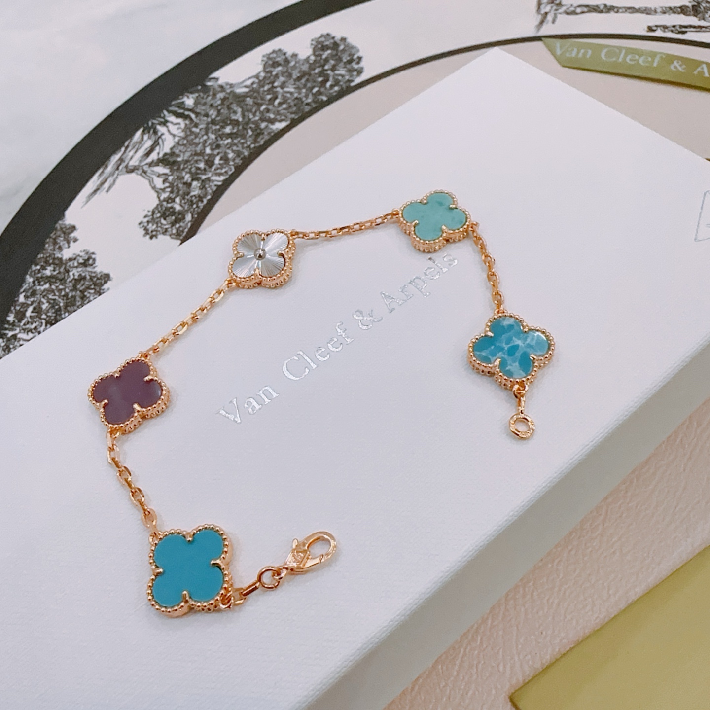 Bracciale Van Cleef Arpels Alhambra Metallo oro rosa con guilloché in argento larimar blu turchese e motivi di trifoglio di calcedonio viola 18 cm