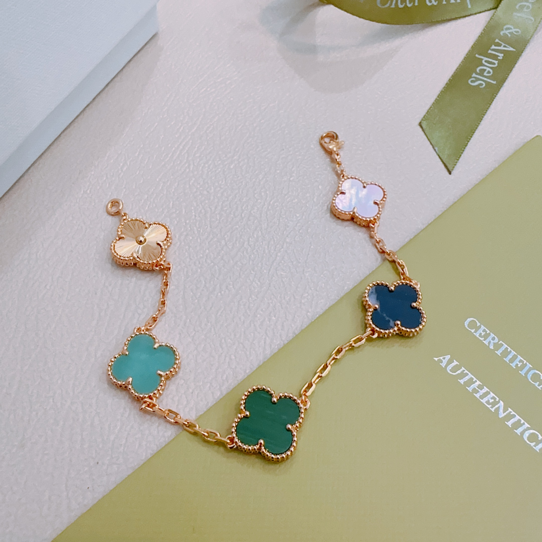 Bracciale Van Cleef Arpels Alhambra Metallo oro rosa con malachite verde pietra blu scuro turchese madreperla bianca e motivi guilloché a trifoglio oro rosa 18 cm