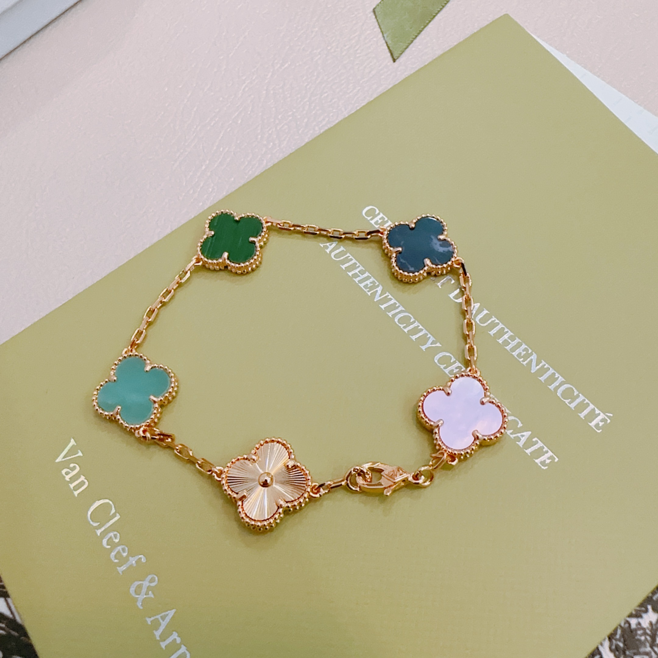 Bracciale Van Cleef Arpels Alhambra Metallo oro rosa con malachite verde pietra blu scuro turchese madreperla bianca e motivi guilloché a trifoglio oro rosa 18 cm