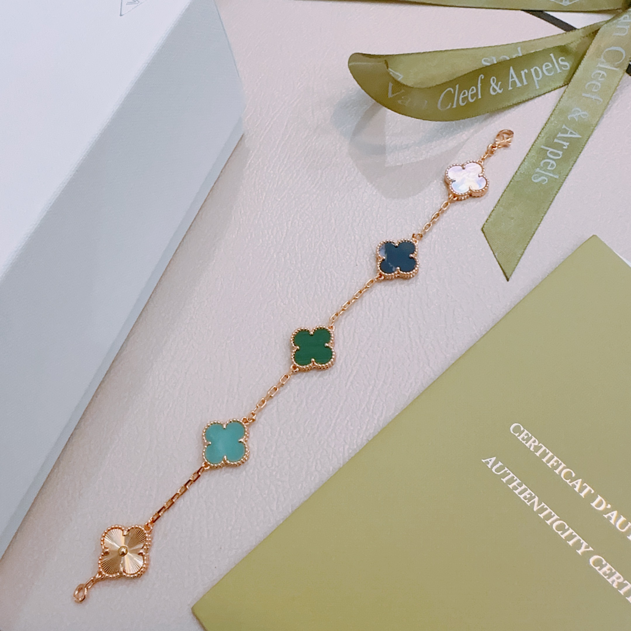 Bracciale Van Cleef Arpels Alhambra Metallo oro rosa con malachite verde pietra blu scuro turchese madreperla bianca e motivi guilloché a trifoglio oro rosa 18 cm