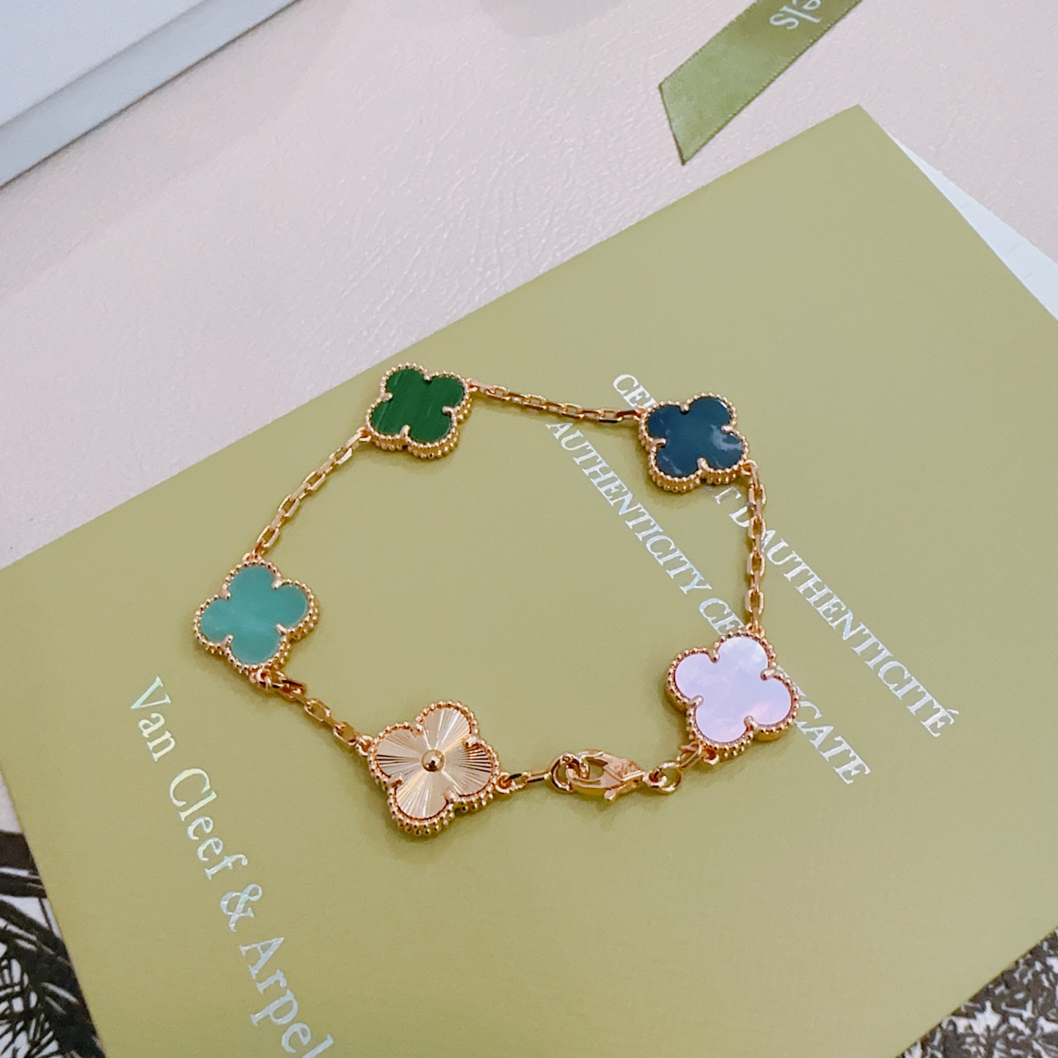 Bracciale Van Cleef Arpels Alhambra Metallo oro rosa con malachite verde pietra blu scuro turchese madreperla bianca e motivi guilloché a trifoglio oro rosa 18 cm