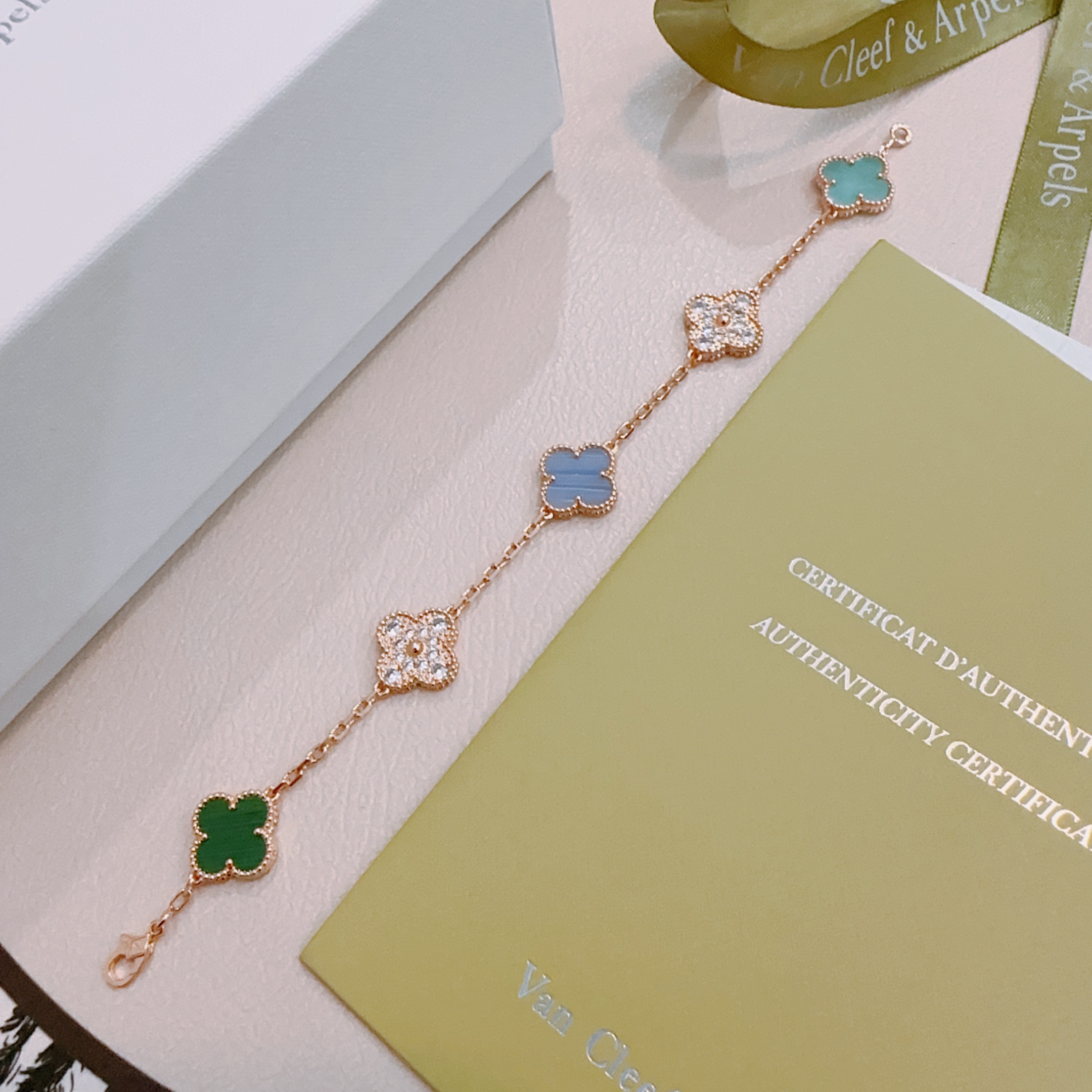 Bracciale Van Cleef Arpels Alhambra Metallo oro rosa con calcedonio blu, turchese malachite verde e accenti di diamanti trasparenti 18 cm