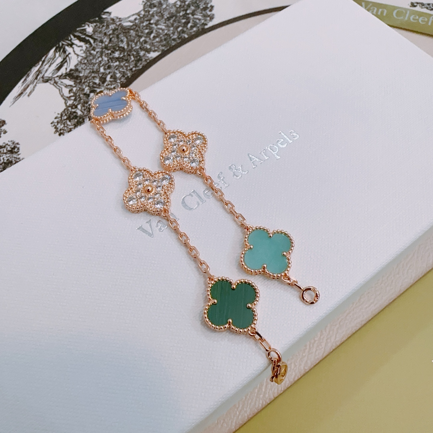 Bracciale Van Cleef Arpels Alhambra Metallo oro rosa con calcedonio blu, turchese malachite verde e accenti di diamanti trasparenti 18 cm