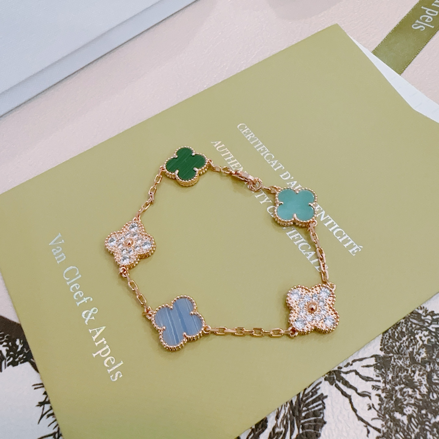 Bracciale Van Cleef Arpels Alhambra Metallo oro rosa con calcedonio blu, turchese malachite verde e accenti di diamanti trasparenti 18 cm