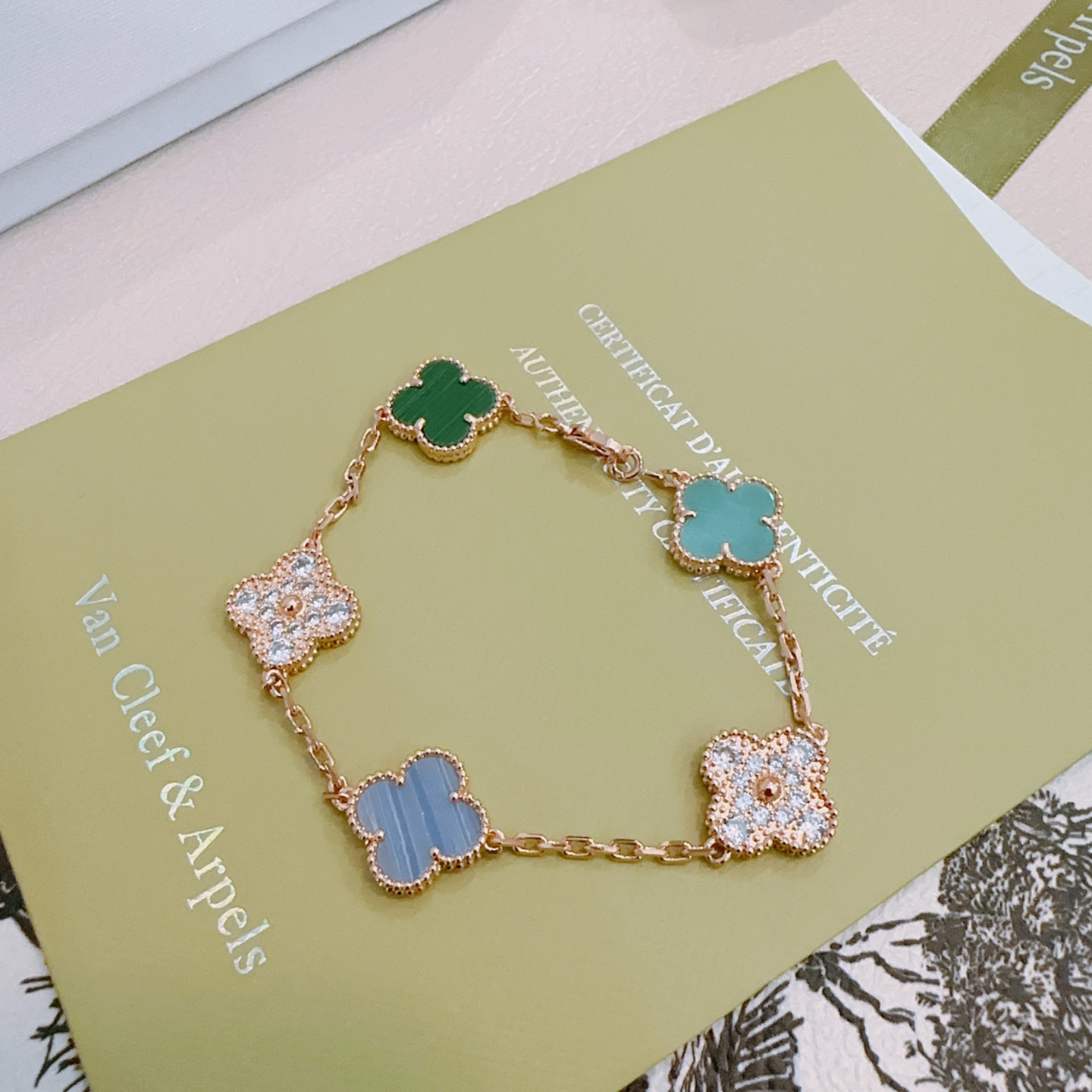 Bracciale Van Cleef Arpels Alhambra Metallo oro rosa con calcedonio blu, turchese malachite verde e accenti di diamanti trasparenti 18 cm