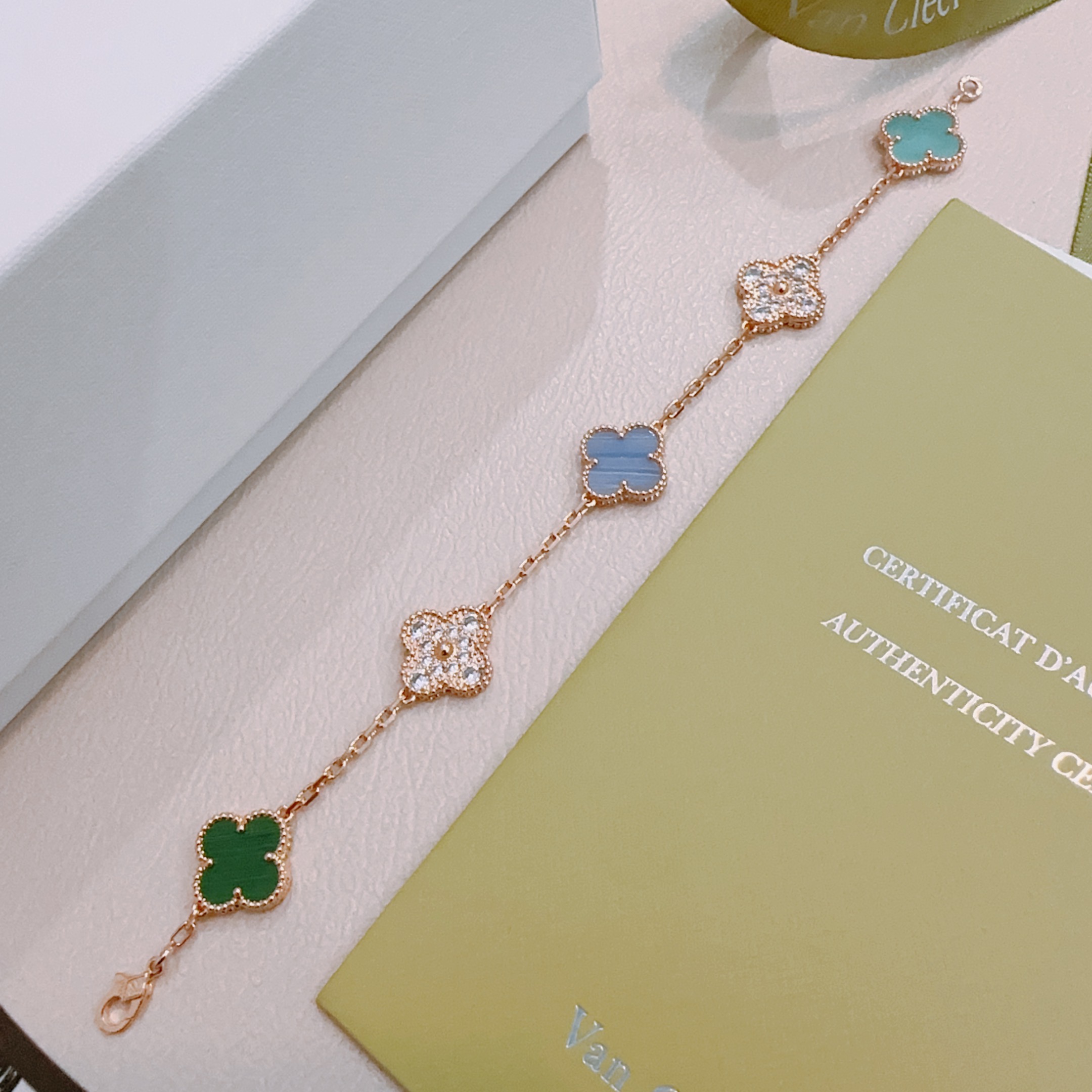 Bracciale Van Cleef Arpels Alhambra Metallo oro rosa con calcedonio blu, turchese malachite verde e accenti di diamanti trasparenti 18 cm