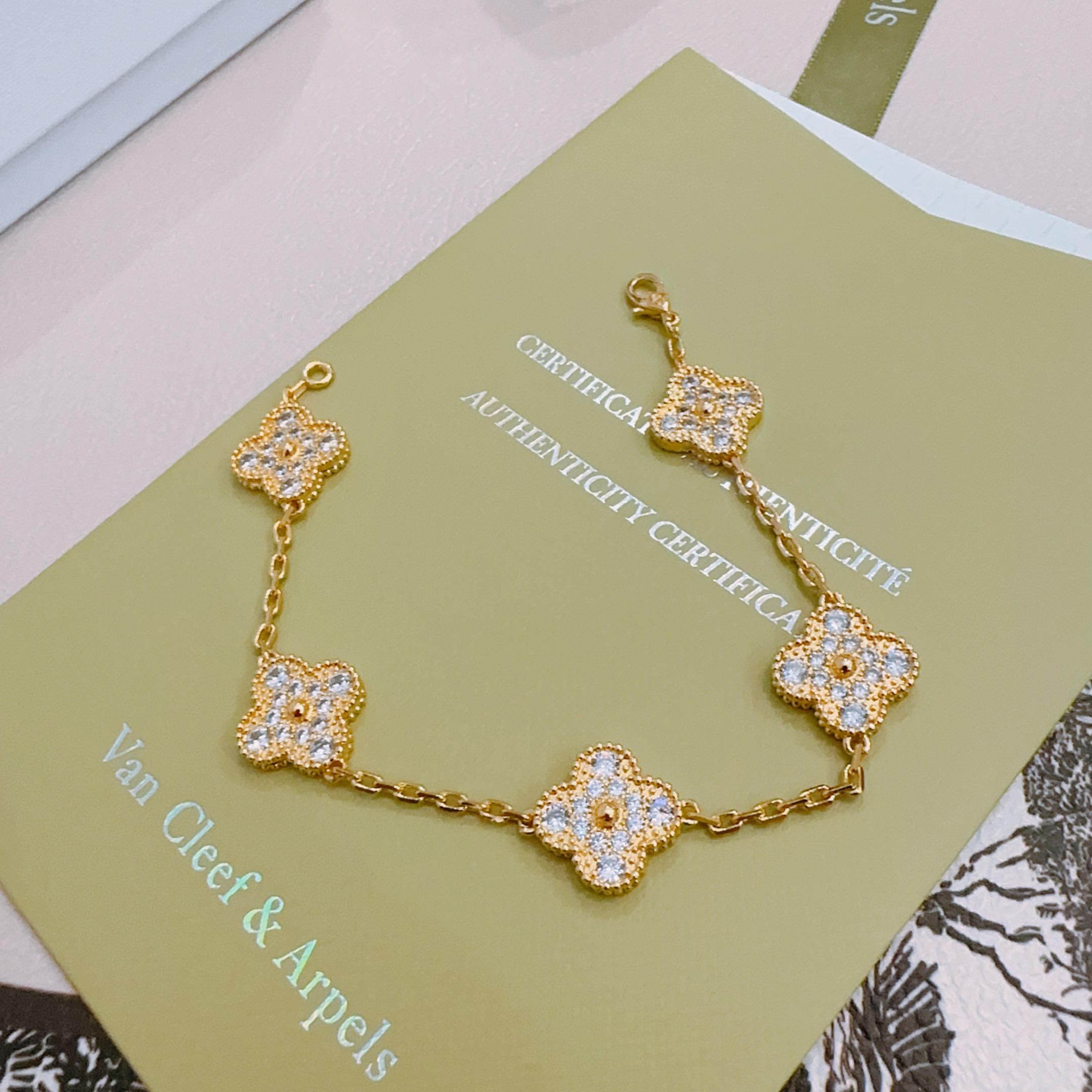 Pulsera Van Cleef Arpels Alhambra de metal en oro amarillo con piedras transparentes tipo diamante 18cm