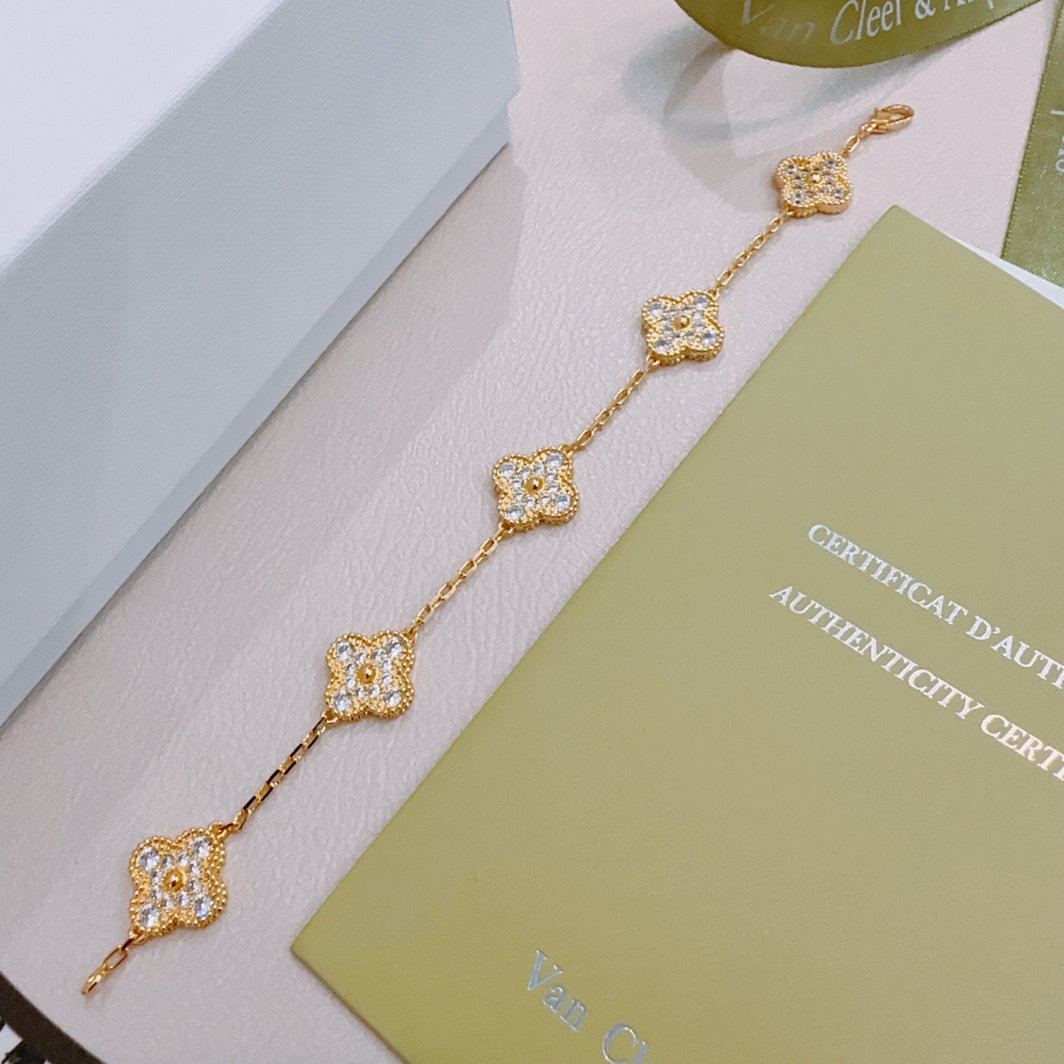 Pulsera Van Cleef Arpels Alhambra de metal en oro amarillo con piedras transparentes tipo diamante 18cm