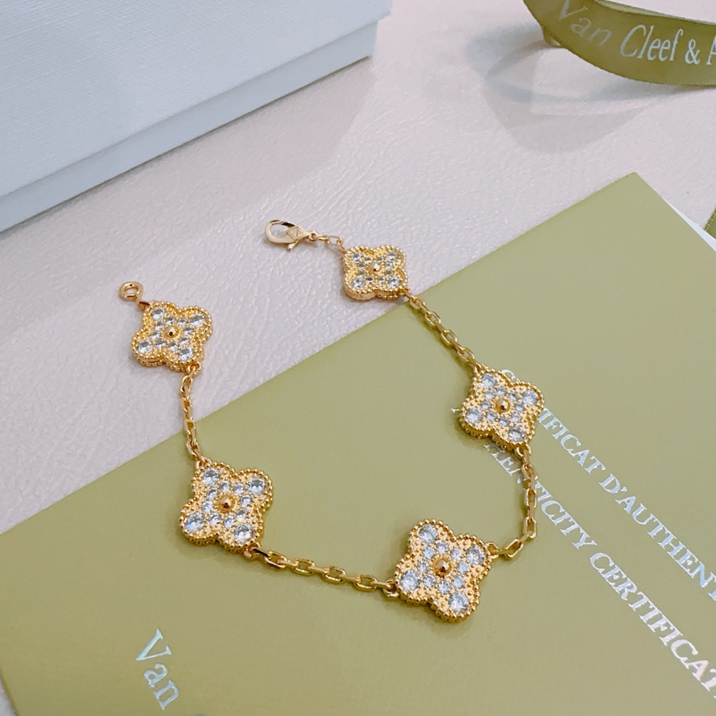 Pulsera Van Cleef Arpels Alhambra de metal en oro amarillo con piedras transparentes tipo diamante 18cm
