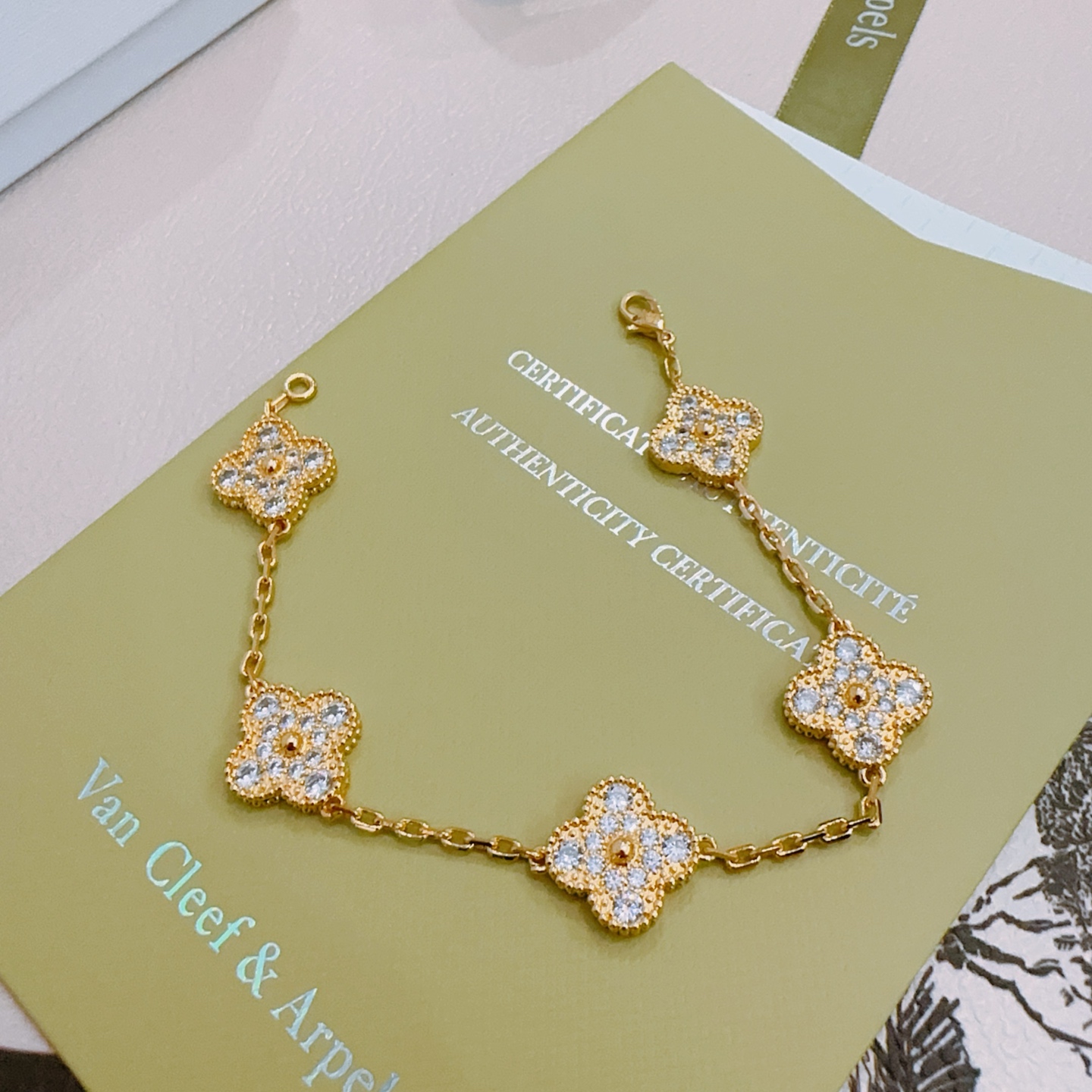 Pulsera Van Cleef Arpels Alhambra de metal en oro amarillo con piedras transparentes tipo diamante 18cm