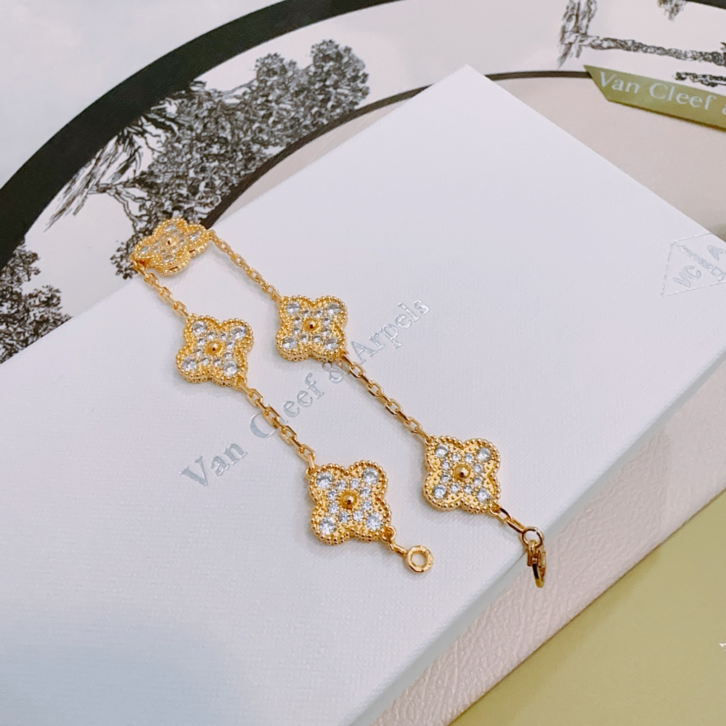 Pulsera Van Cleef Arpels Alhambra de metal en oro amarillo con piedras transparentes tipo diamante 18cm