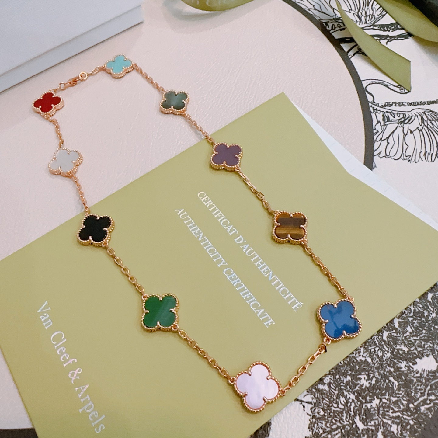 Van Cleef Arpels Collar Alhambra Oro rosa con incrustaciones de trébol multicolor rojo turquesa nácar gris nácar blanco ónix negro verde malaquita violeta ojo de tigre ágata azul nácar rosa 42cm