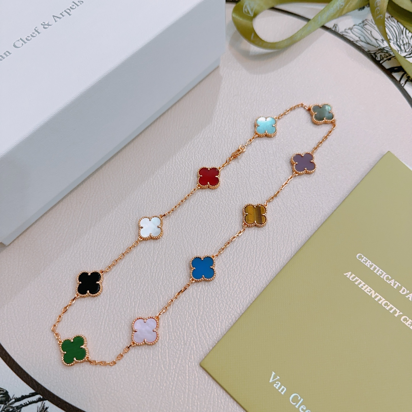 Van Cleef Arpels Collar Alhambra Oro rosa con incrustaciones de trébol multicolor rojo turquesa nácar gris nácar blanco ónix negro verde malaquita violeta ojo de tigre ágata azul nácar rosa 42cm