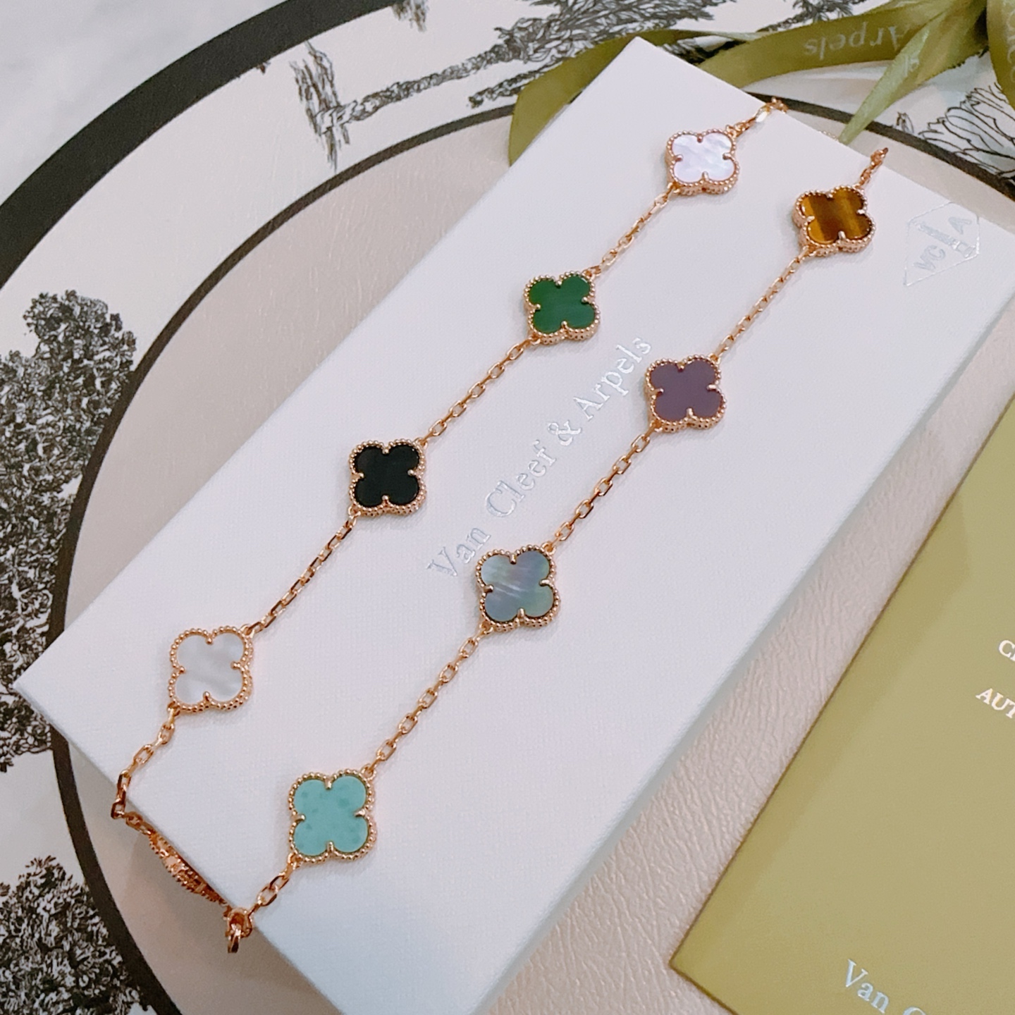Van Cleef Arpels Collar Alhambra Oro rosa con incrustaciones de trébol multicolor rojo turquesa nácar gris nácar blanco ónix negro verde malaquita violeta ojo de tigre ágata azul nácar rosa 42cm