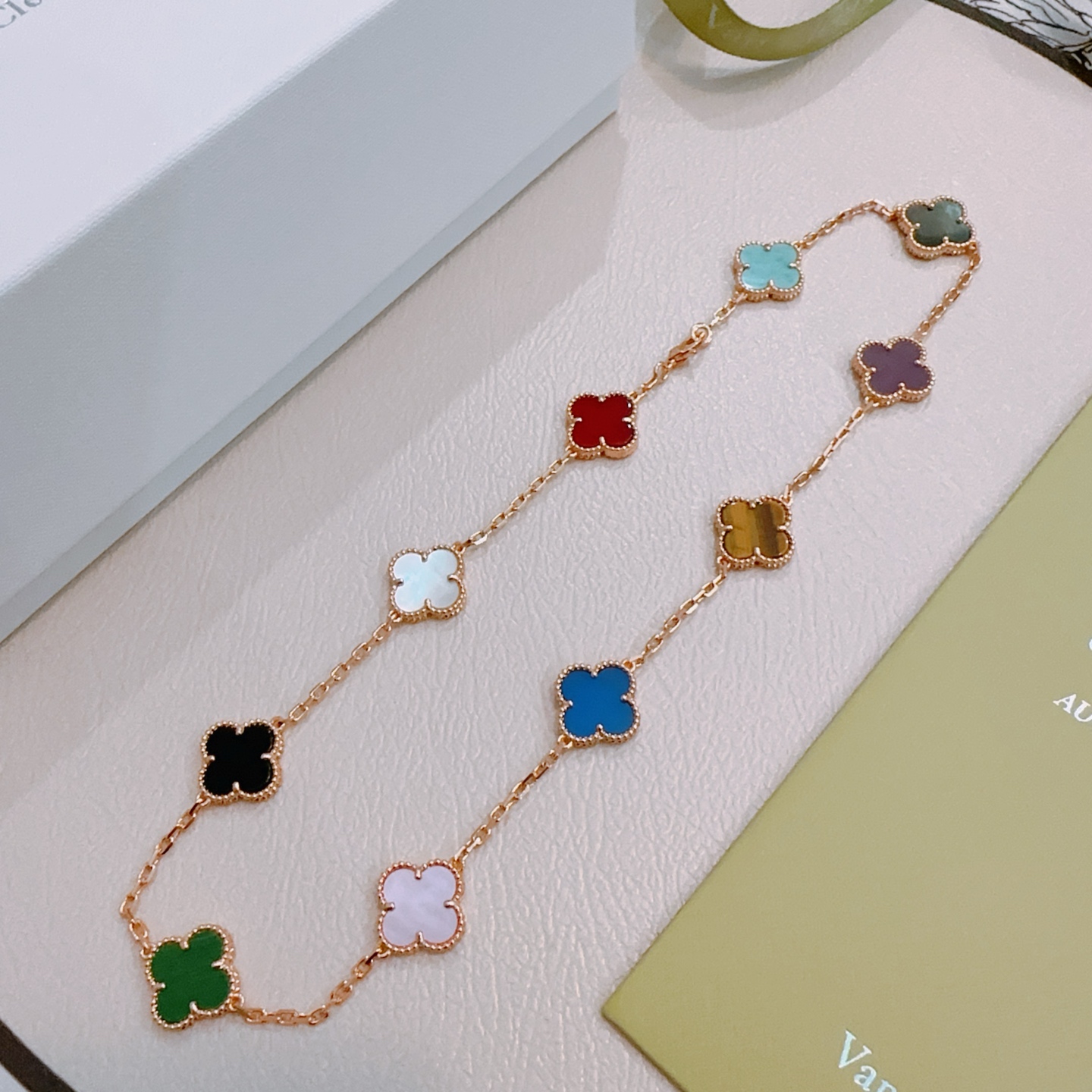 Van Cleef Arpels Collar Alhambra Oro rosa con incrustaciones de trébol multicolor rojo turquesa nácar gris nácar blanco ónix negro verde malaquita violeta ojo de tigre ágata azul nácar rosa 42cm