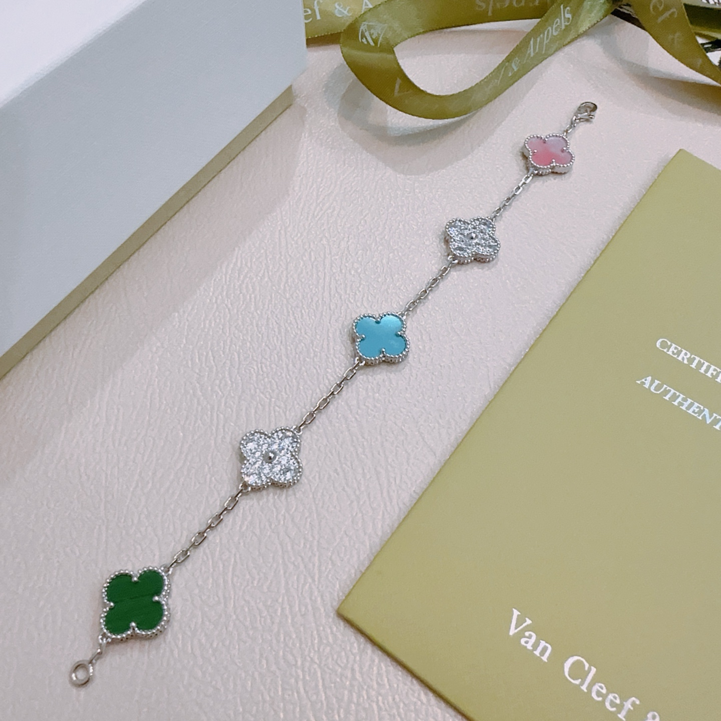 Pulseira Van Cleef Arpels Alhambra Metal prateado com motivos de trevo de quatro folhas verde malaquita rosa madrepérola azul turquesa e diamantes transparentes 18 cm