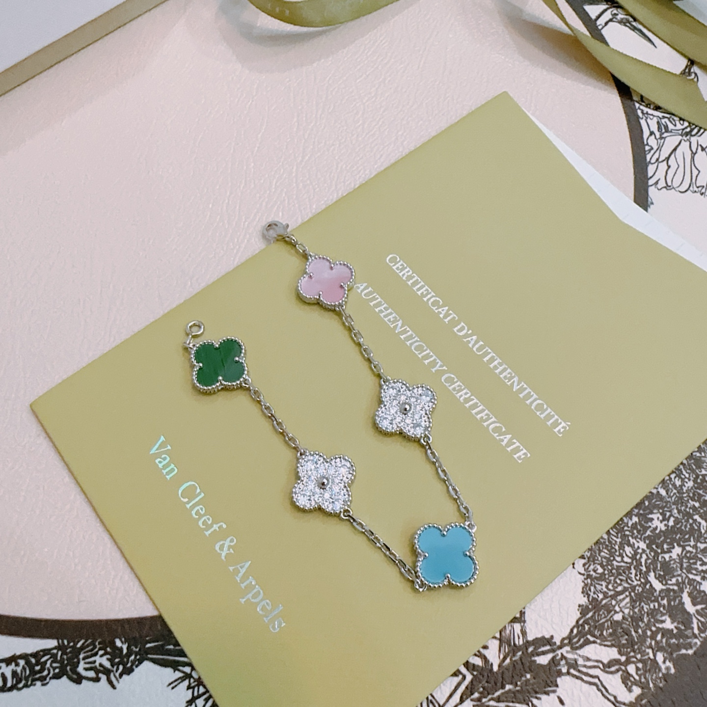 Pulseira Van Cleef Arpels Alhambra Metal prateado com motivos de trevo de quatro folhas verde malaquita rosa madrepérola azul turquesa e diamantes transparentes 18 cm