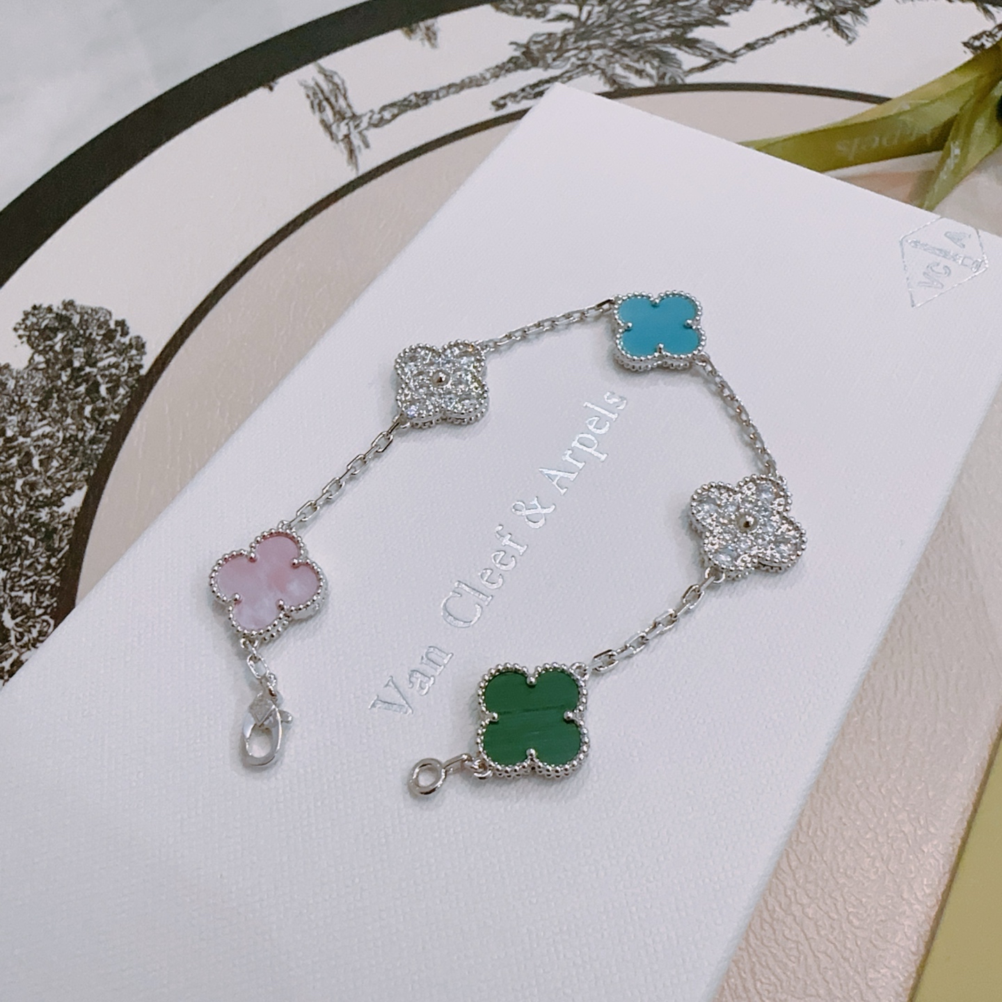 Pulseira Van Cleef Arpels Alhambra Metal prateado com motivos de trevo de quatro folhas verde malaquita rosa madrepérola azul turquesa e diamantes transparentes 18 cm