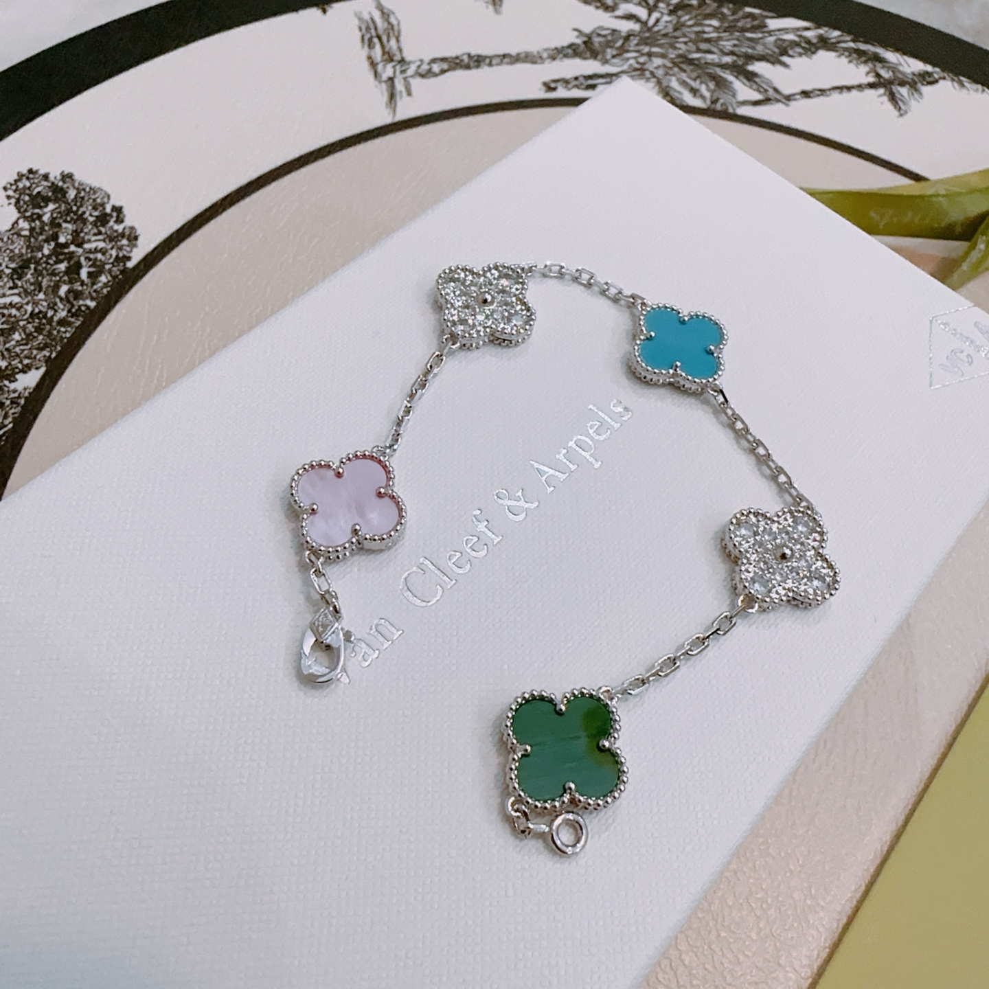 Pulseira Van Cleef Arpels Alhambra Metal prateado com motivos de trevo de quatro folhas verde malaquita rosa madrepérola azul turquesa e diamantes transparentes 18 cm