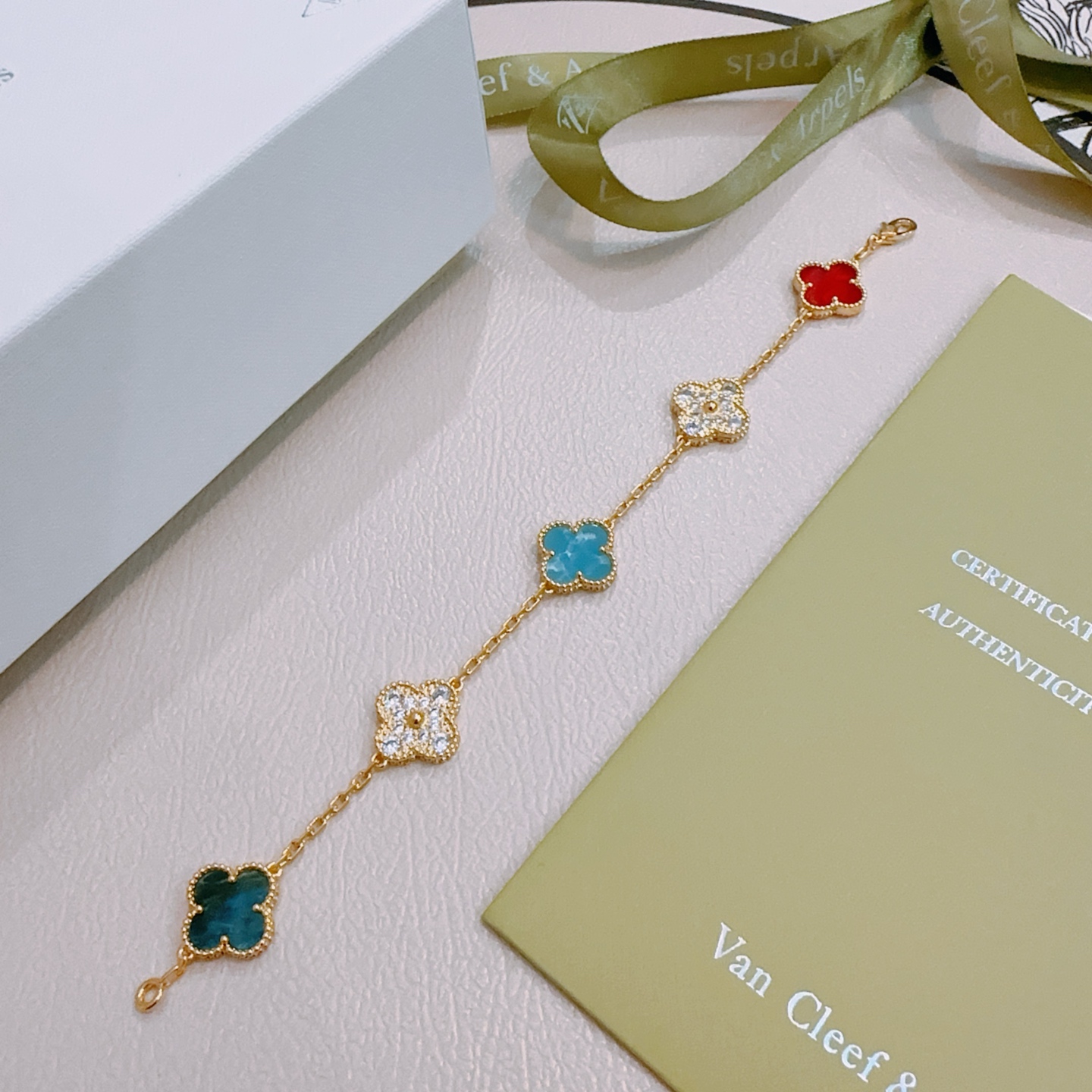 Bracciale Van Cleef Arpels Alhambra Oro giallo con corniola rossa azzurro cielo turchese verde acqua apatite blu e accenti di diamanti trasparenti 17 cm