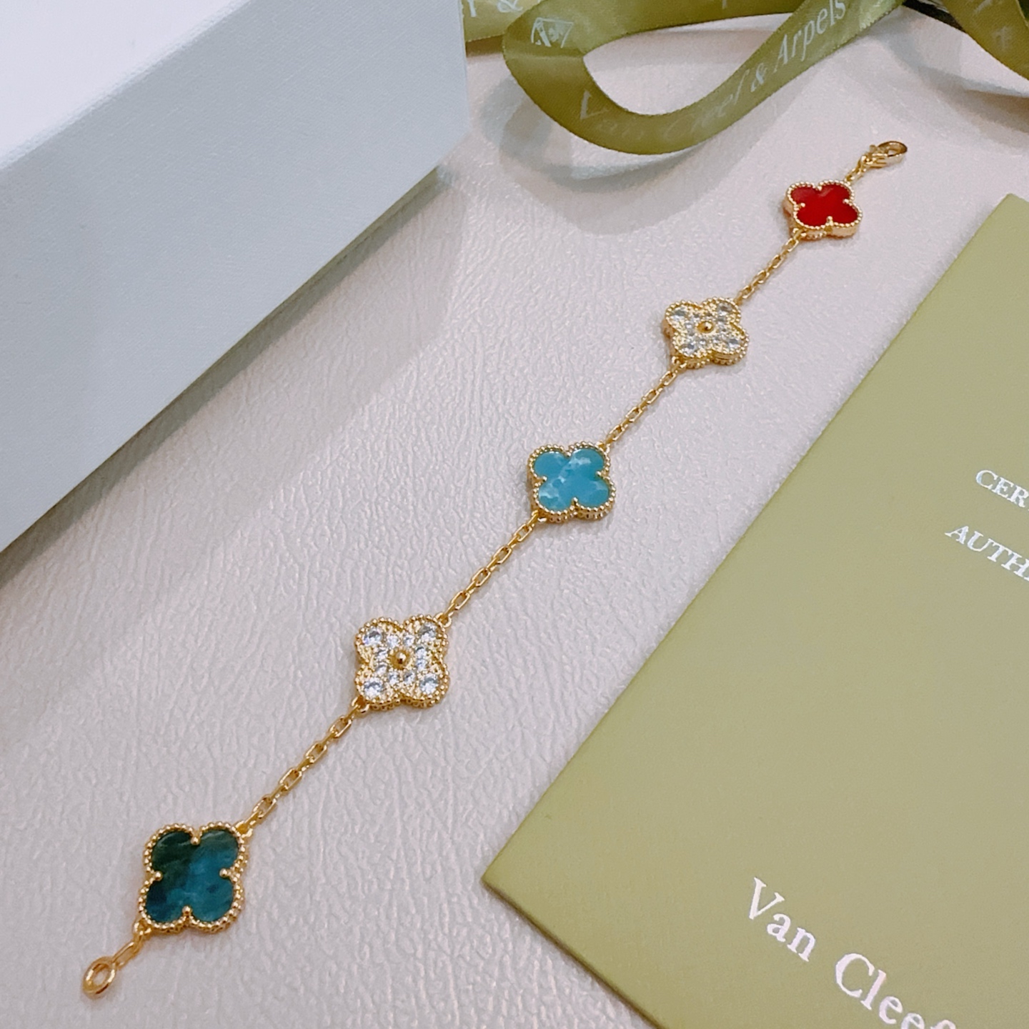Bracciale Van Cleef Arpels Alhambra Oro giallo con corniola rossa azzurro cielo turchese verde acqua apatite blu e accenti di diamanti trasparenti 17 cm