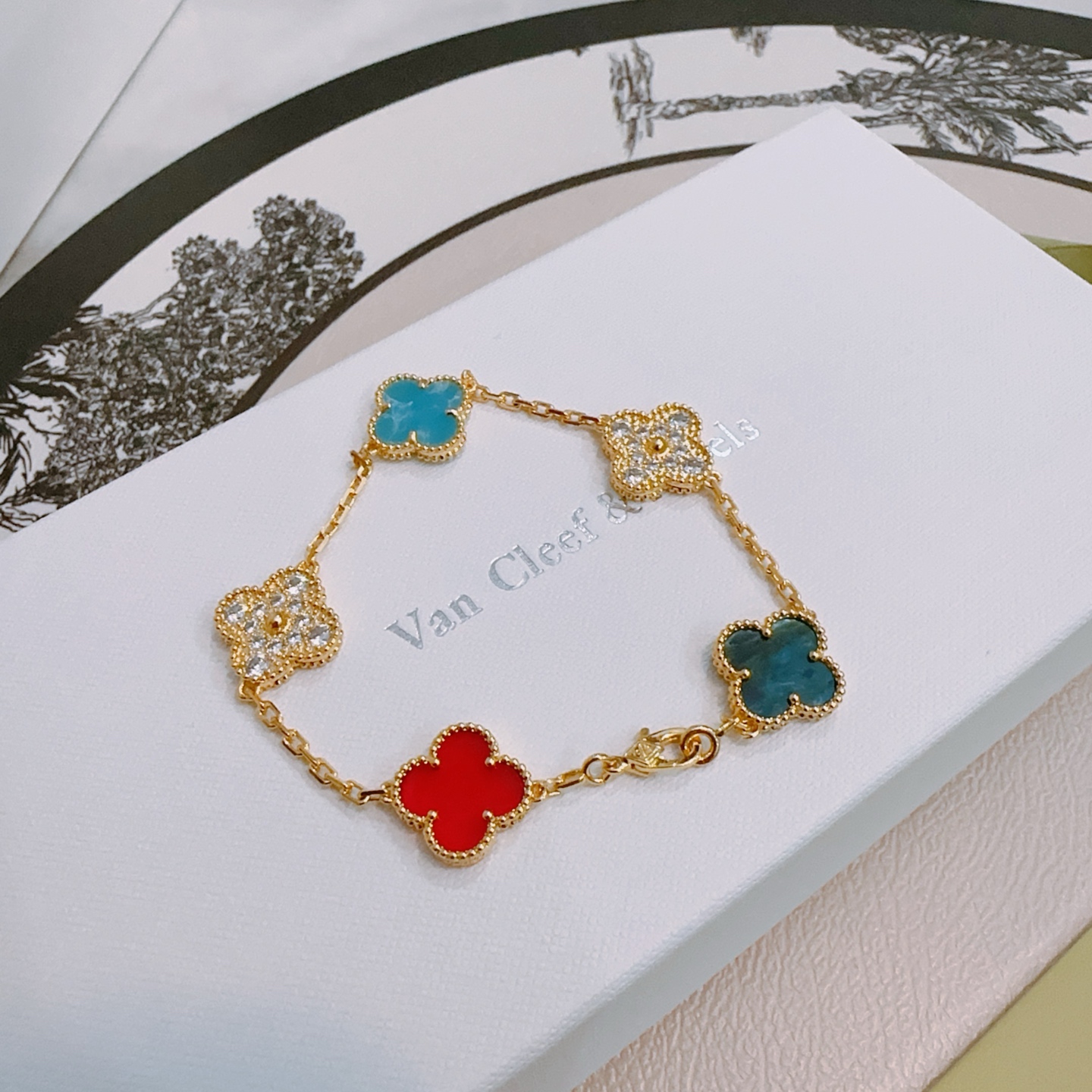 Bracciale Van Cleef Arpels Alhambra Oro giallo con corniola rossa azzurro cielo turchese verde acqua apatite blu e accenti di diamanti trasparenti 17 cm