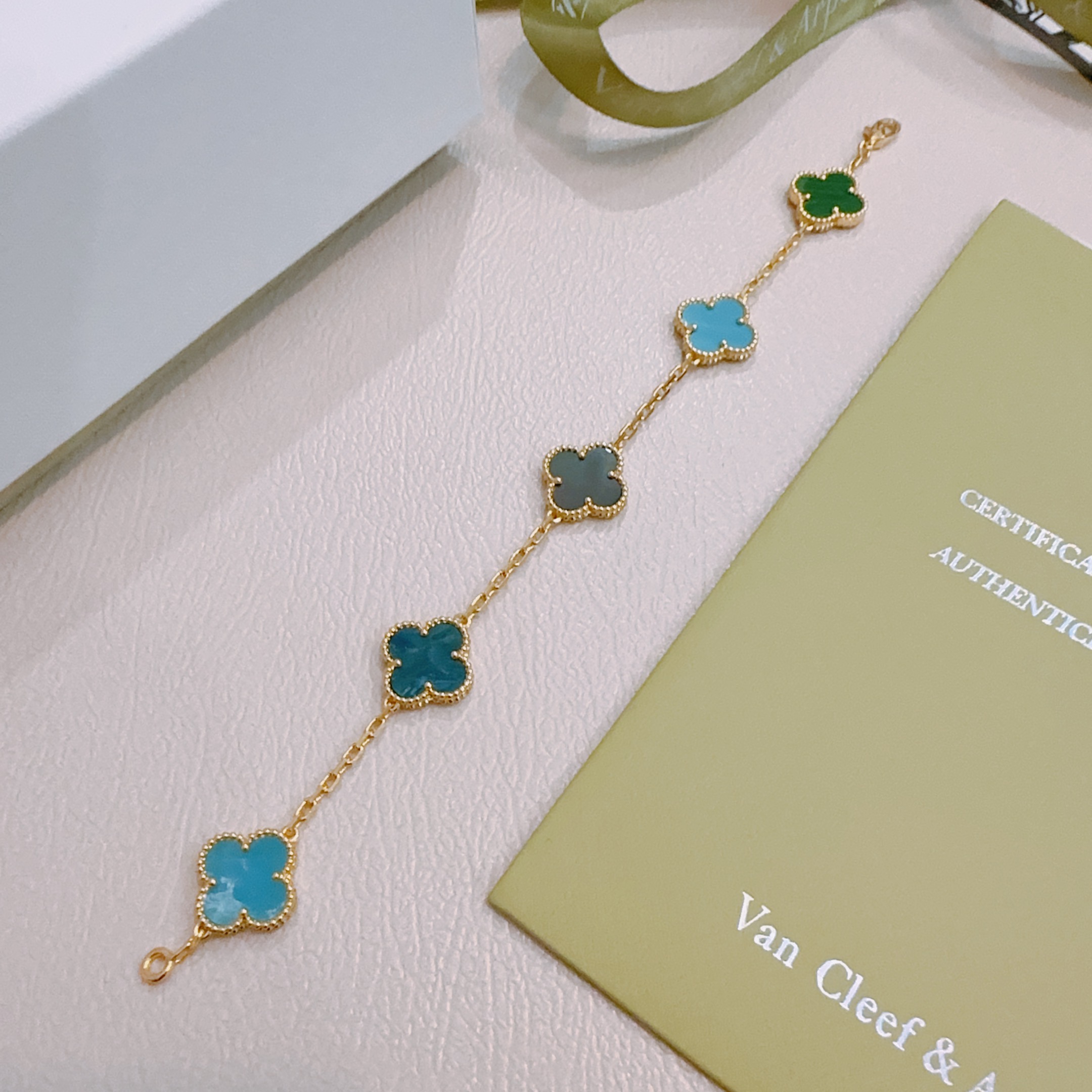 Pulseira Van Cleef Arpels Alhambra Metal em ouro amarelo com incrustações de trevo multicolorido, incluindo cinza escuro, azul turquesa, azul teal e malaquita verde 19 cm