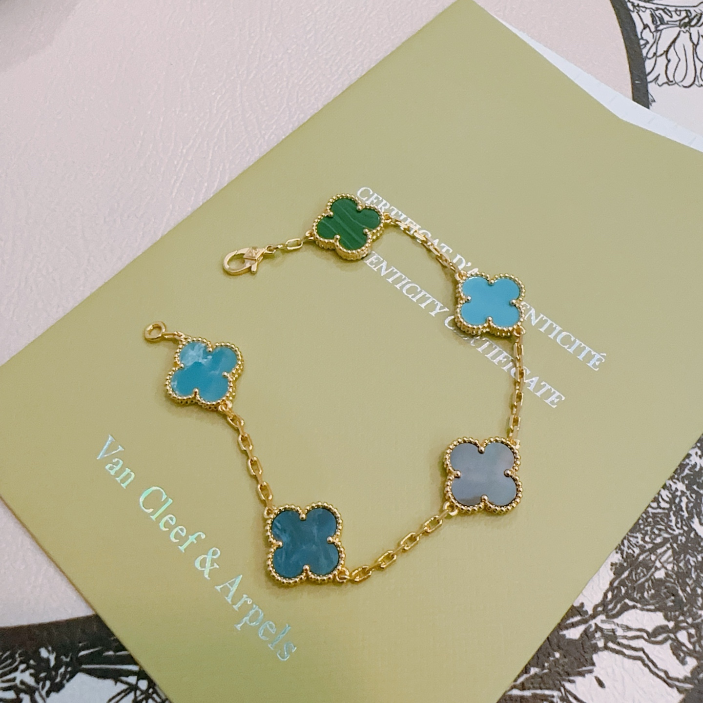 Pulseira Van Cleef Arpels Alhambra Metal em ouro amarelo com incrustações de trevo multicolorido, incluindo cinza escuro, azul turquesa, azul teal e malaquita verde 19 cm