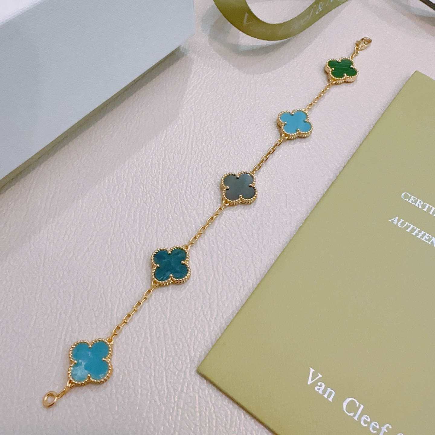 Pulseira Van Cleef Arpels Alhambra Metal em ouro amarelo com incrustações de trevo multicolorido, incluindo cinza escuro, azul turquesa, azul teal e malaquita verde 19 cm