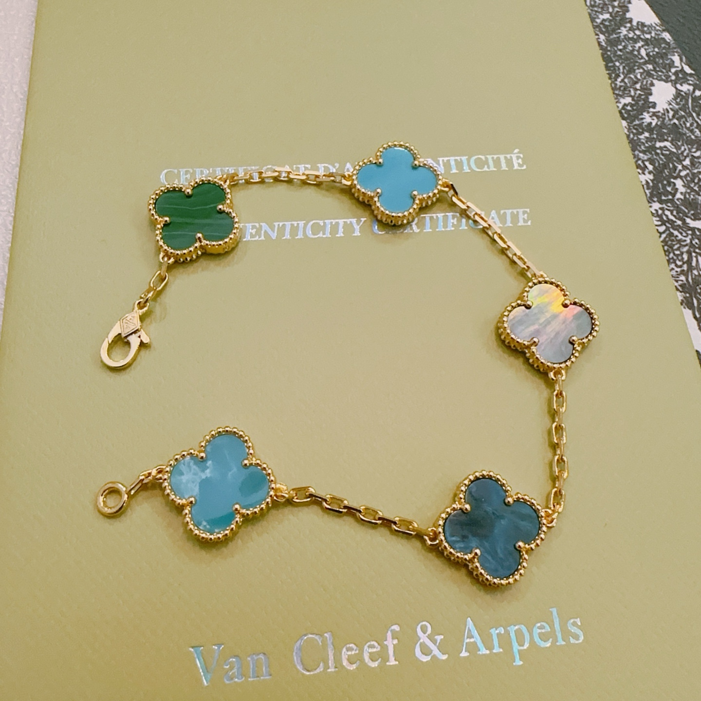 Pulseira Van Cleef Arpels Alhambra Metal em ouro amarelo com incrustações de trevo multicolorido, incluindo cinza escuro, azul turquesa, azul teal e malaquita verde 19 cm