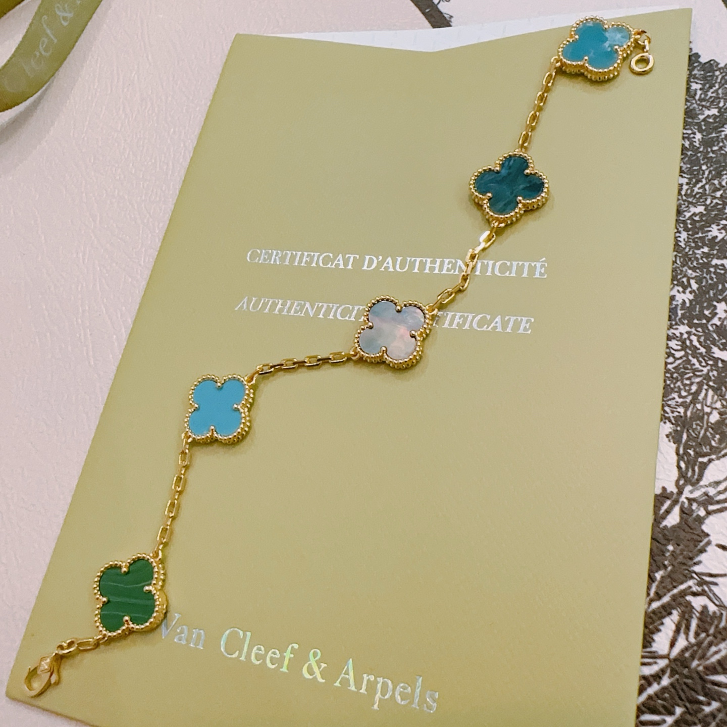 Pulseira Van Cleef Arpels Alhambra Metal em ouro amarelo com incrustações de trevo multicolorido, incluindo cinza escuro, azul turquesa, azul teal e malaquita verde 19 cm