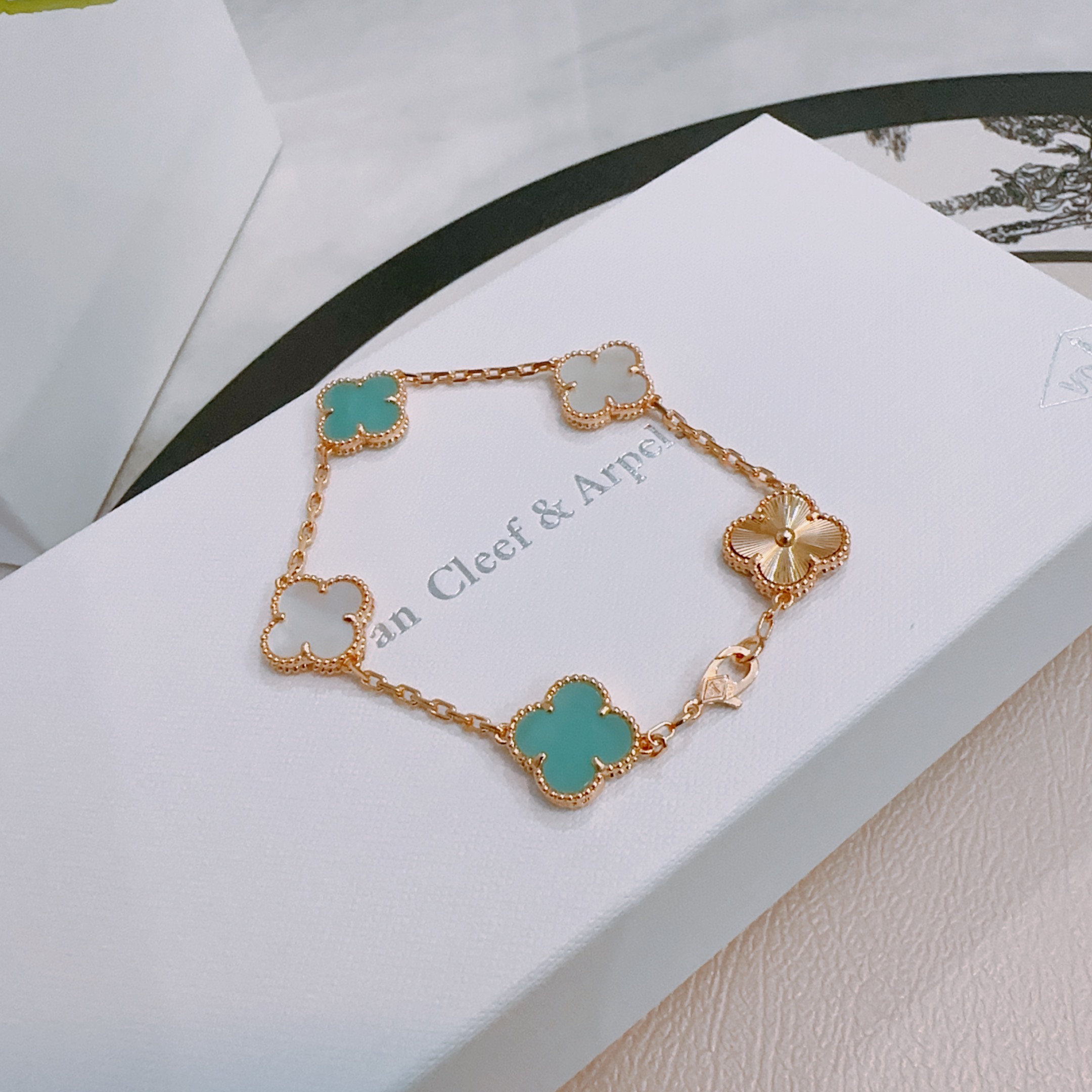 Bracciale Van Cleef Arpels Alhambra Metallo color oro rosa con madreperla bianca turchese blu-verde e motivi guilloché quadrifoglio in oro rosa 18 cm