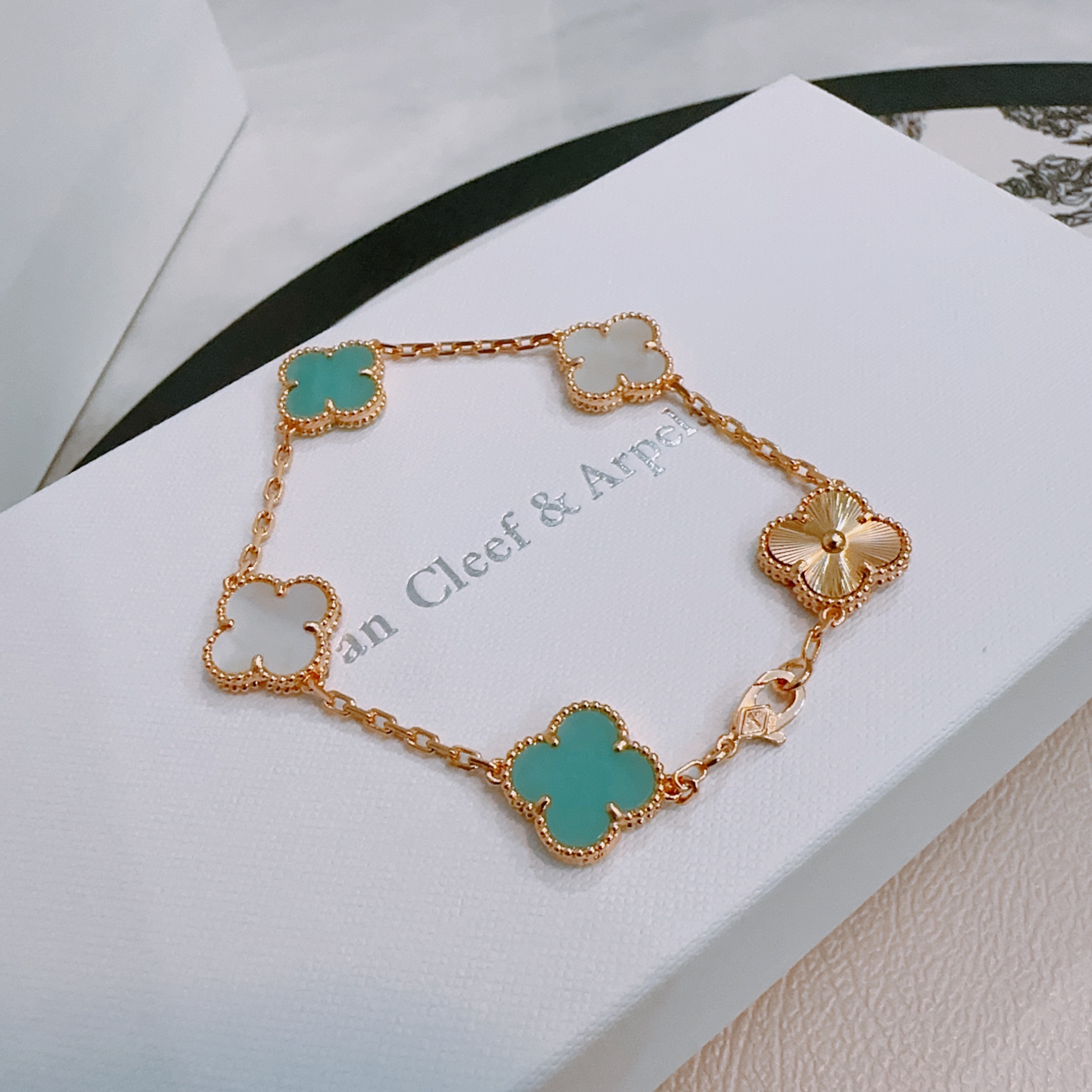 Bracciale Van Cleef Arpels Alhambra Metallo color oro rosa con madreperla bianca turchese blu-verde e motivi guilloché quadrifoglio in oro rosa 18 cm