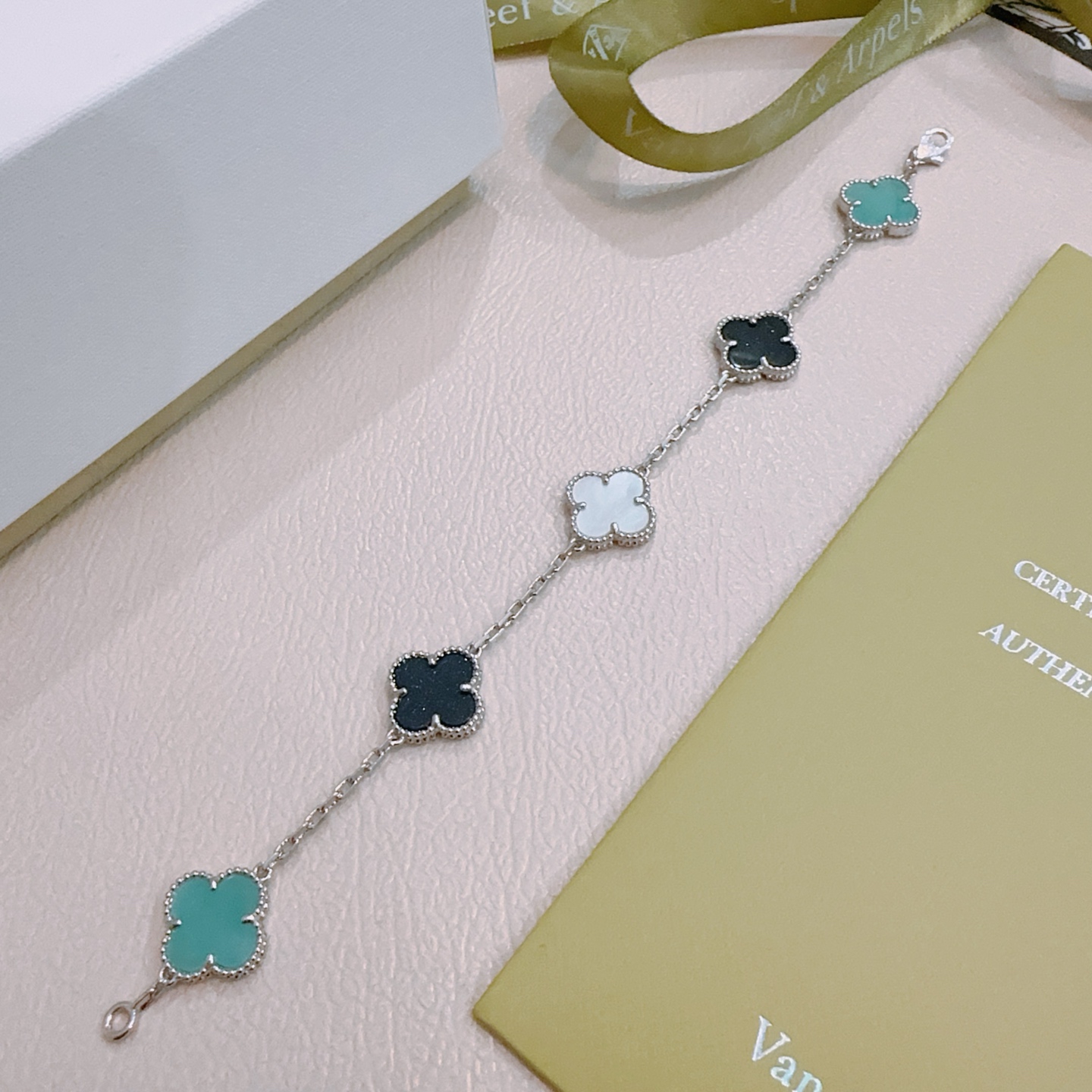 Bracciale Van Cleef Arpels Alhambra Metallo color argento con motivi di trifoglio in madreperla bianca e turchese nero maculato 19 cm